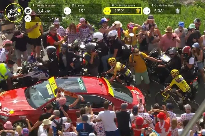 VÍDEO: ¡Un coche del Tour de Francia y 2 motos bloquean a Jonas Vingegaard en el Col de la Loze!