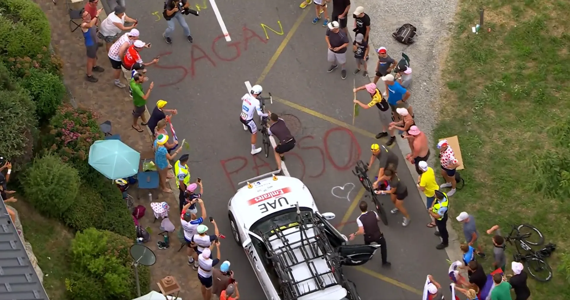 VÍDEO: El momento clave en la crono del Tour de Francia en el que Pogacar cambia de bici y cede tiempo a Vingegaard