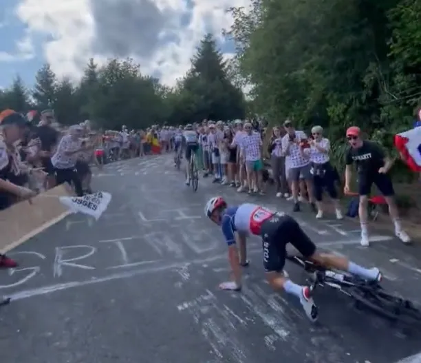 VÍDEO: El momento en el que la bandera de un aficionado derriba a Valentin Madouas en el Tour de Francia 2023