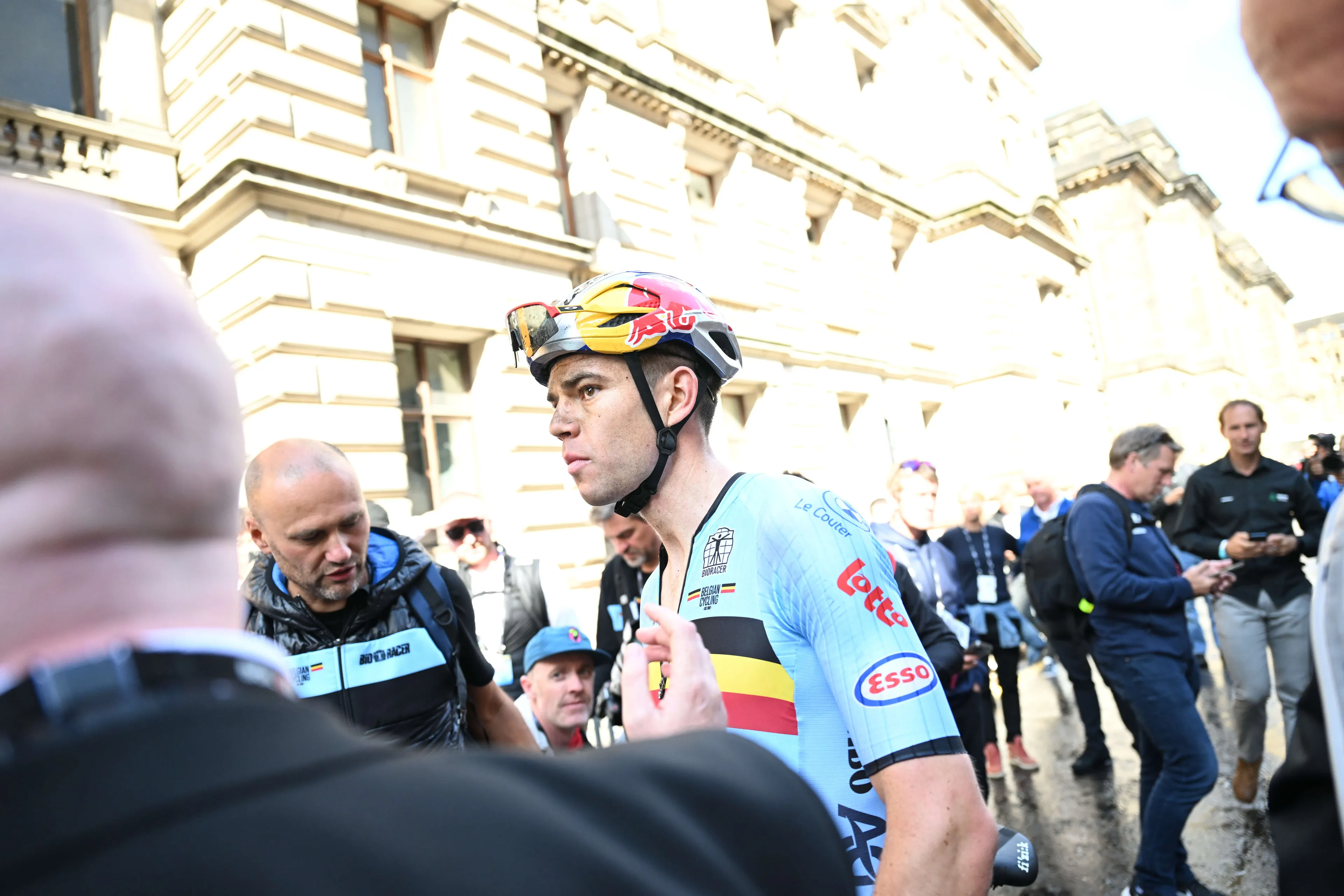 Michel Wuyts se deshace en elogios hacia Wout van Aert pese a su segundo puesto en el Mundial: ""Creo que fue muy valiente"
