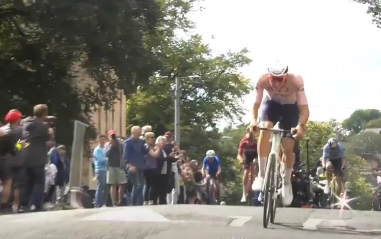 VÍDEO: El descomunal ataque de van der Poel que destrozó a van Aert, Pogacar y Pedersen para ganar el Mundial