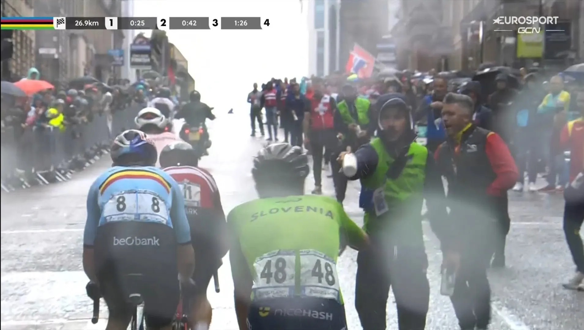 ¿Es este Primoz Roglic repartiendo una botella a Tadej Pogacar en el Mundial de Glasgow?