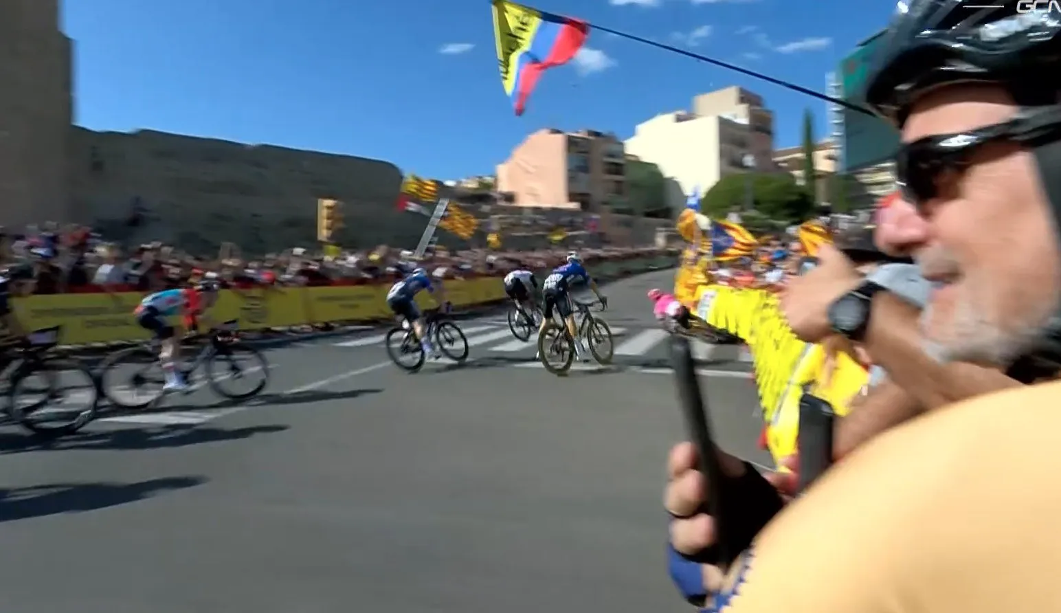VÍDEO: ¡Brutal choque de Marijn Van den Berg choca contra las barreras en el km final de la Vuelta!