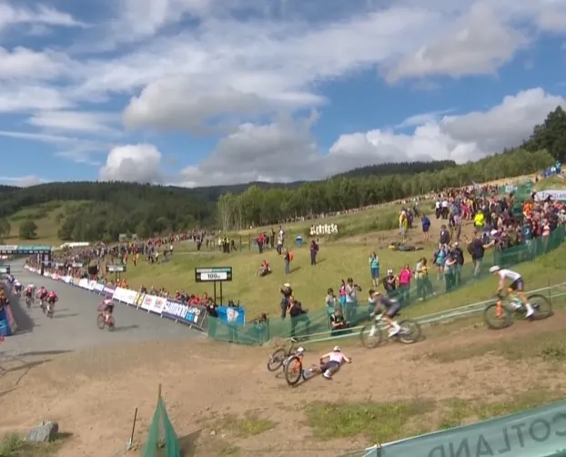 VÍDEO: ¡Caída, abandono y posible lesión de Mathieu van der Poel nada más comenzar el Mundial de Mountain Bike!