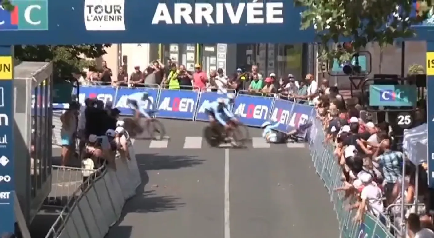 VÍDEO: Desastrosa caída de Bélgica en la última curva de la contrarreloj por equipos del Tour del Porvenir