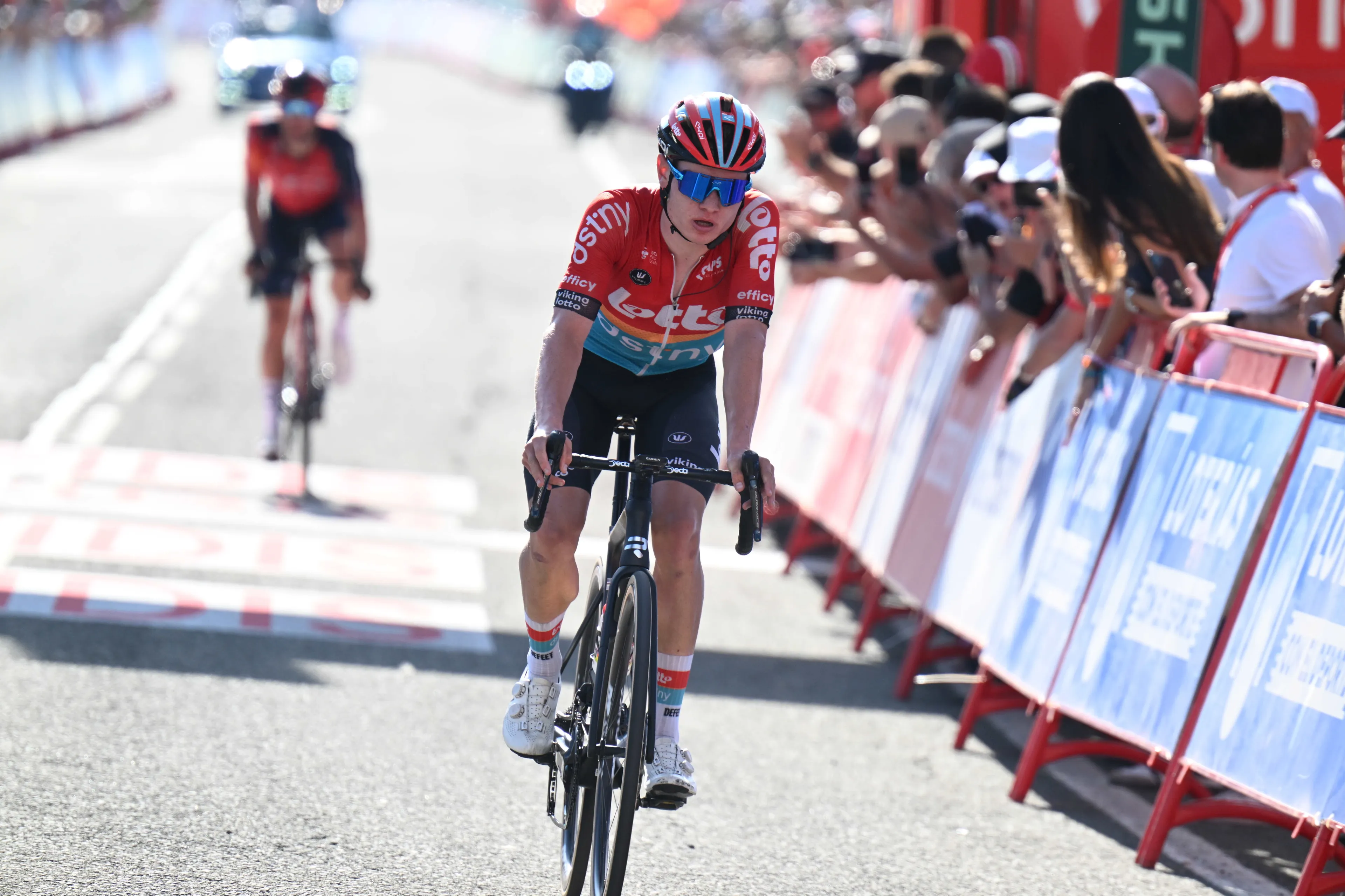 Lennert Van Eetvelt, tras su increíble triunfo en el UAE Tour: "Es increíble, no me lo puedo creer, lo he dado todo"