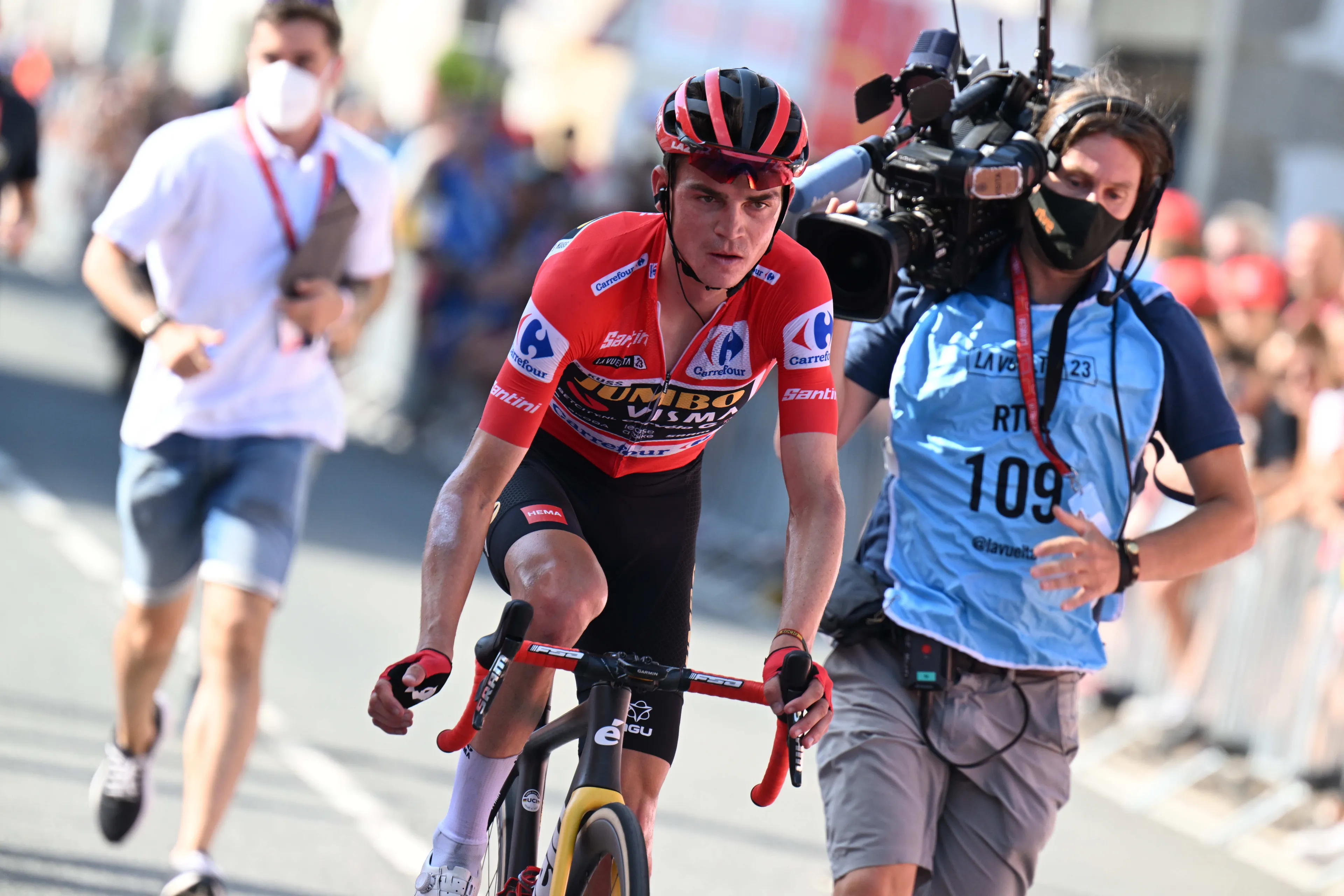 Sepp Kuss revela que Roglic y Vingegaard discutieron la táctica de la etapa 18 tras las críticas: "Hoy dijimos que íbamos con una estrategia defensiva"