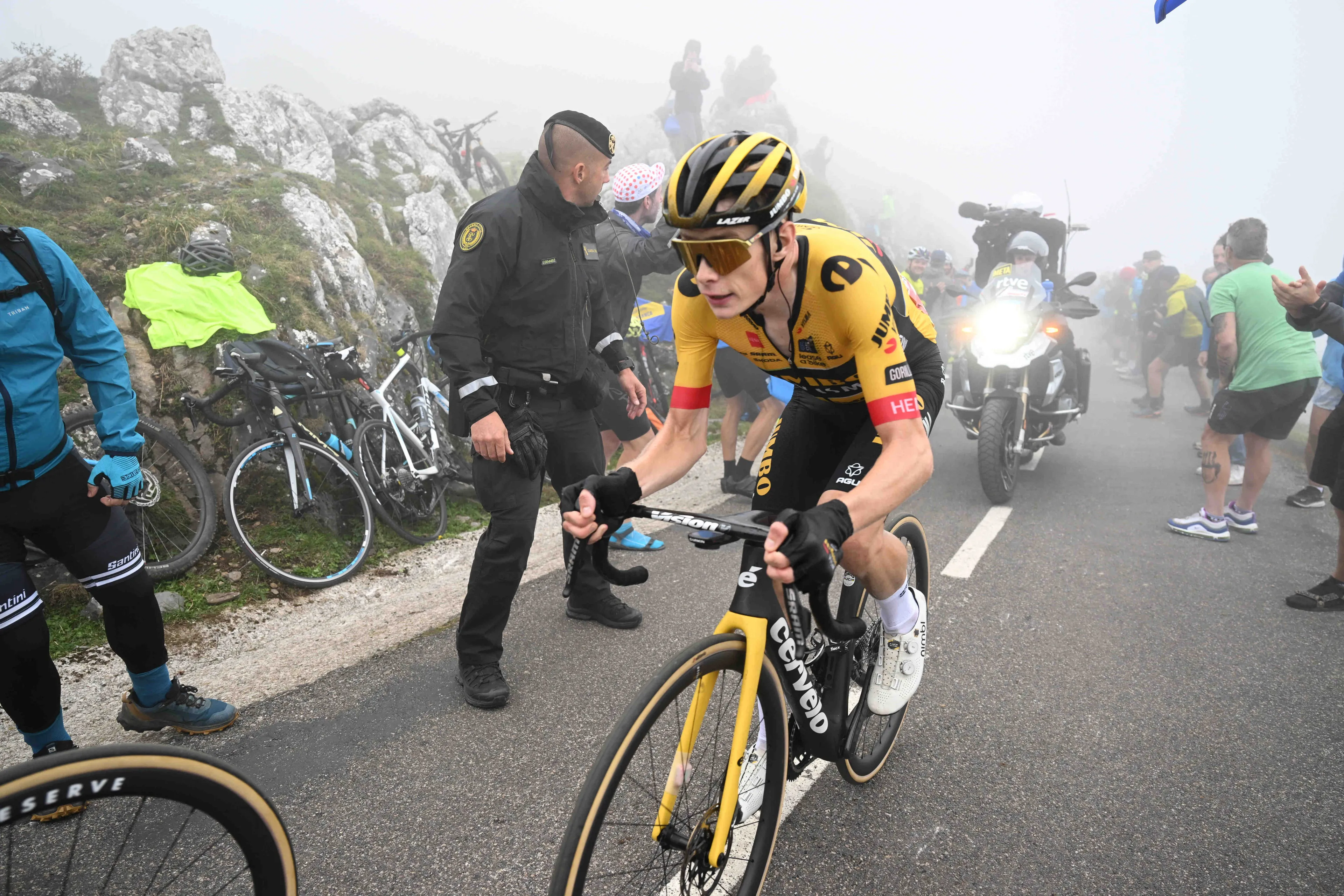 Jonas Vingegaard se pasea y Egan Bernal resucita en un O Gran Camiño que con las reglas del ciclismo moderno no puede disputarse en febrero