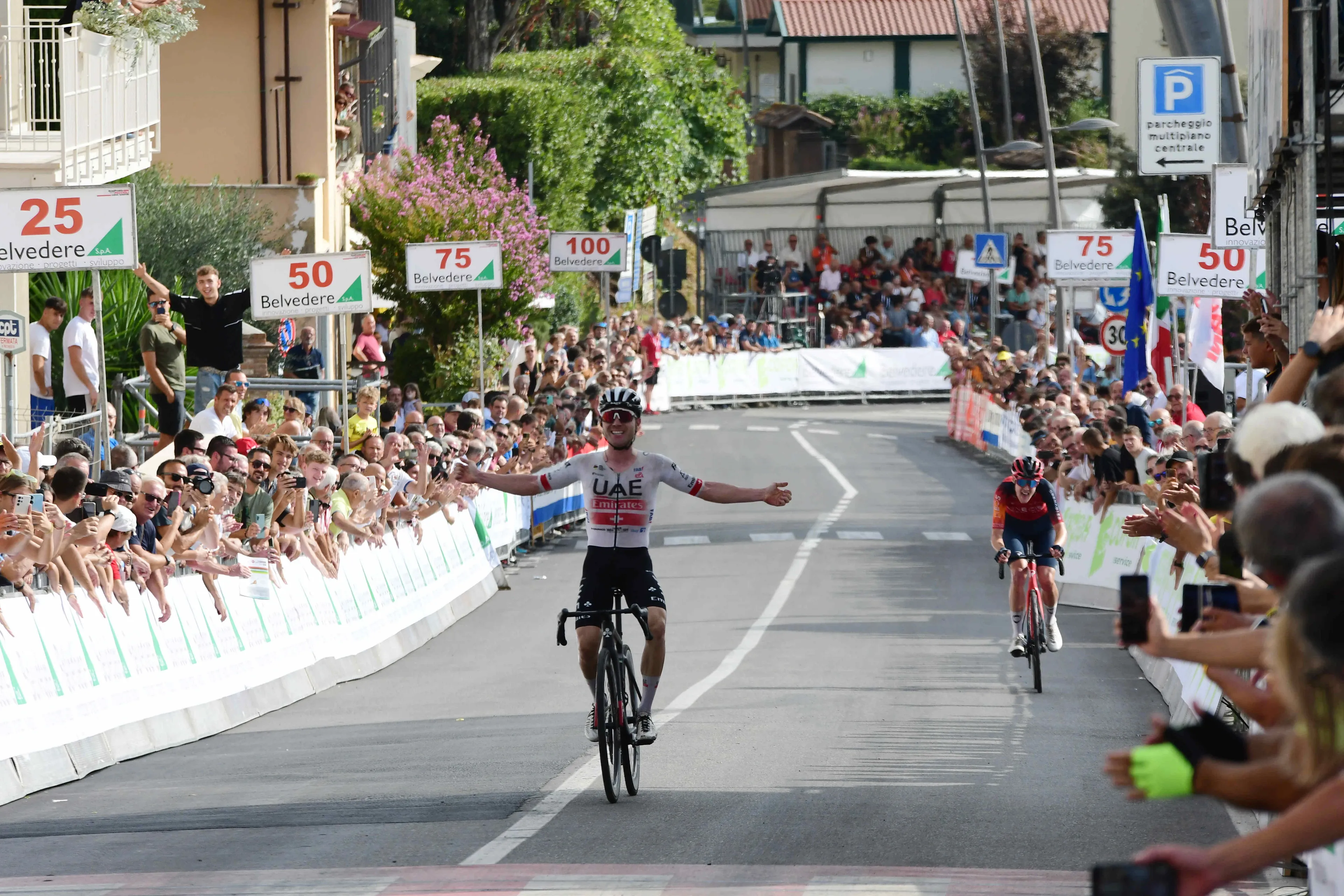 Solo su compañero Marc Hirschi puede con un bestial Juan Ayuso en la Drome Classic 2024