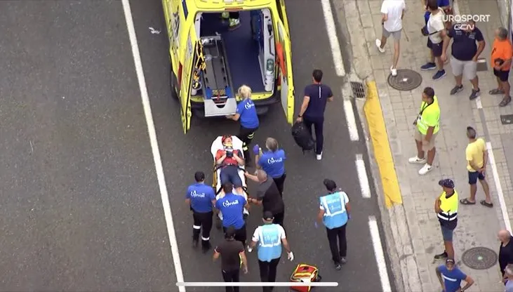 Thymen Arensman abandona la Vuelta a España 2023 en ambulancia tras una fea caída
