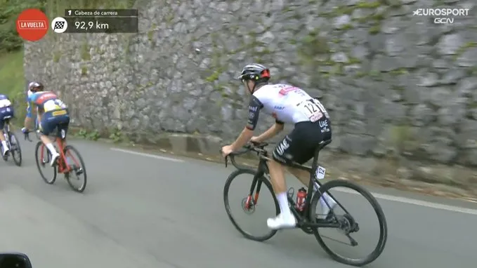 VÍDEO: João Almeida sufre en la parte de atrás del pelotón a 90 km de la meta de la 13ª etapa de la Vuelta a España