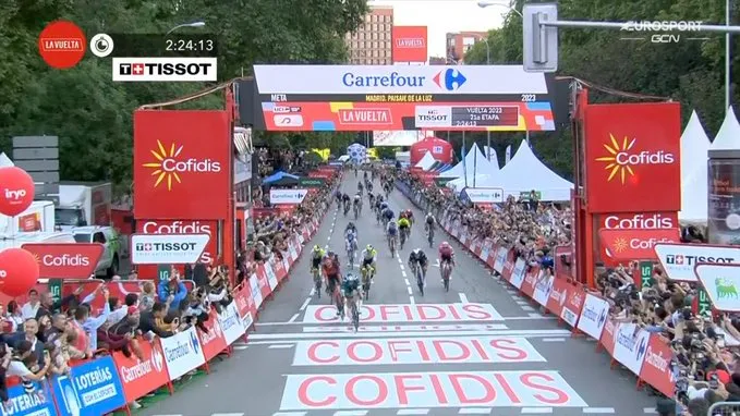 VÍDEO: El momento en el que Kaden Groves se lleva la victoria en uno de los finales más apoteósicos de la historia de las Grandes Vueltas
