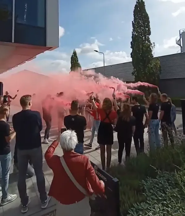 VÍDEO: Bienvenida de héroe a Sepp Kuss en el regreso de Jumbo-Visma a Países Bajos