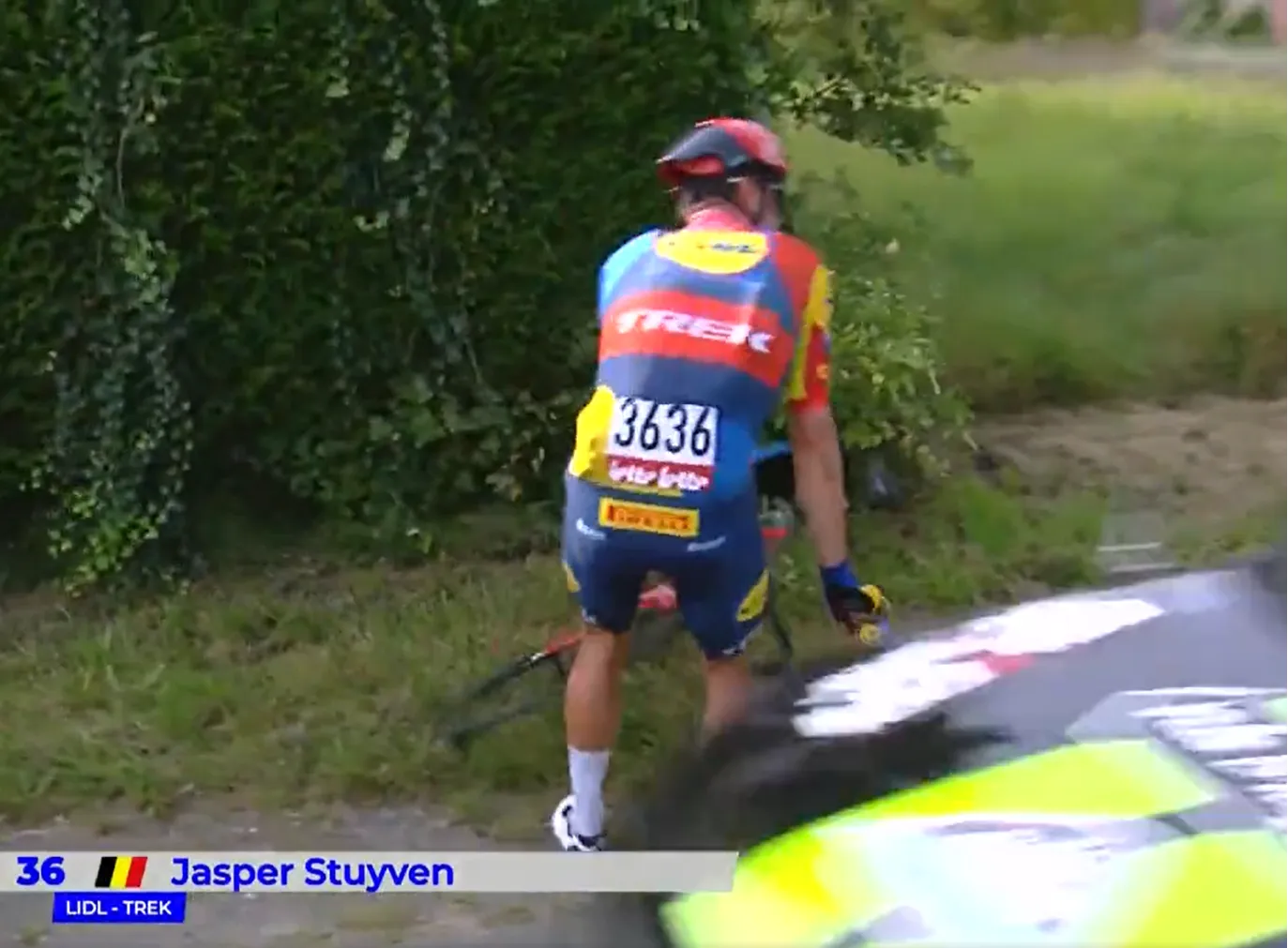 VÍDEO: Jasper Stuyven evita por los pelos ser atropellado en el Circuito Franco-Belga