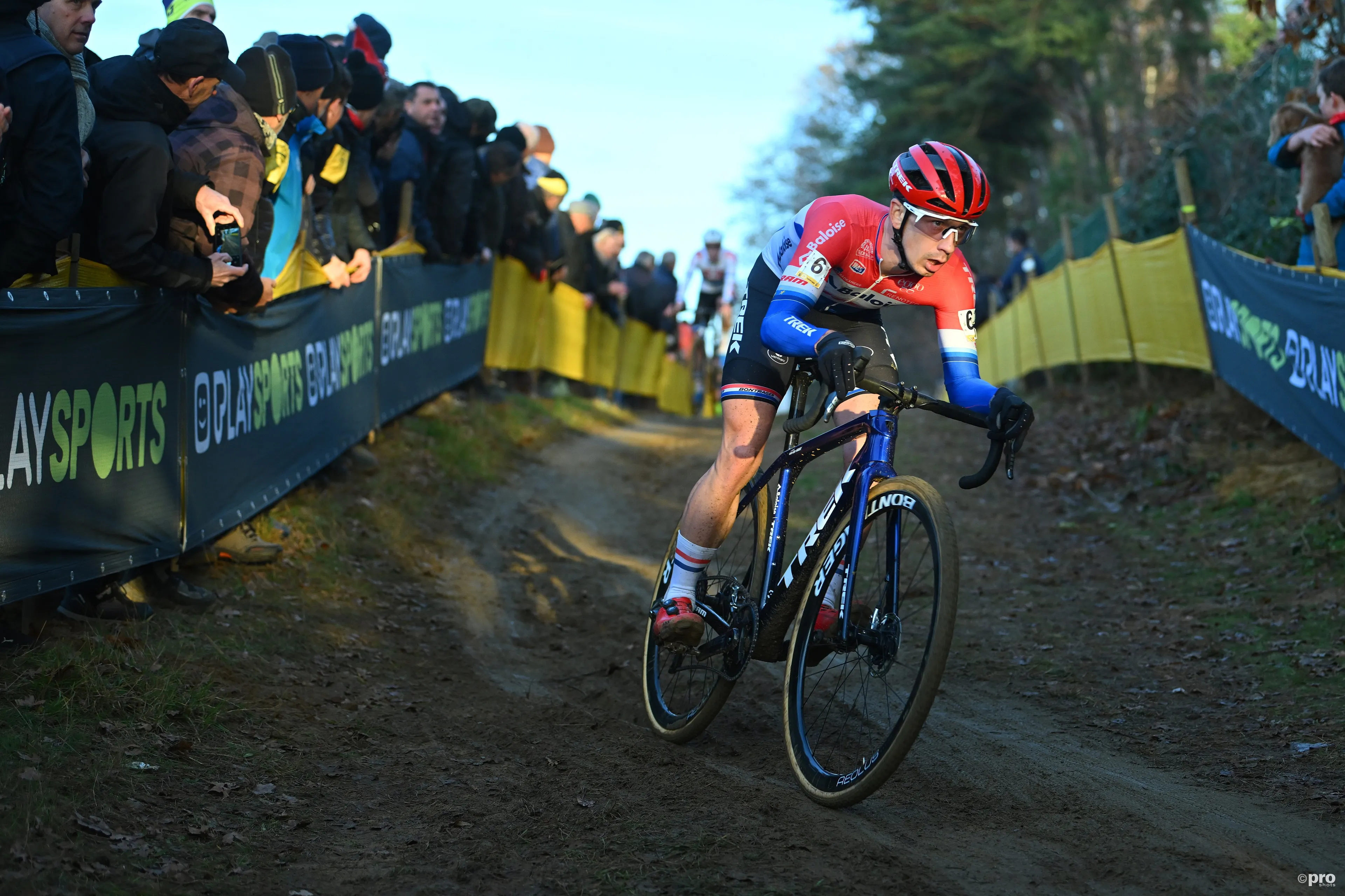 Lars van der Haar, 5º en la Copa del Mundo de Waterloo, bromea sobre su nuevo y sorprendente bigote: "Me pregunto si mi mujer cambiará la cerradura de casa"