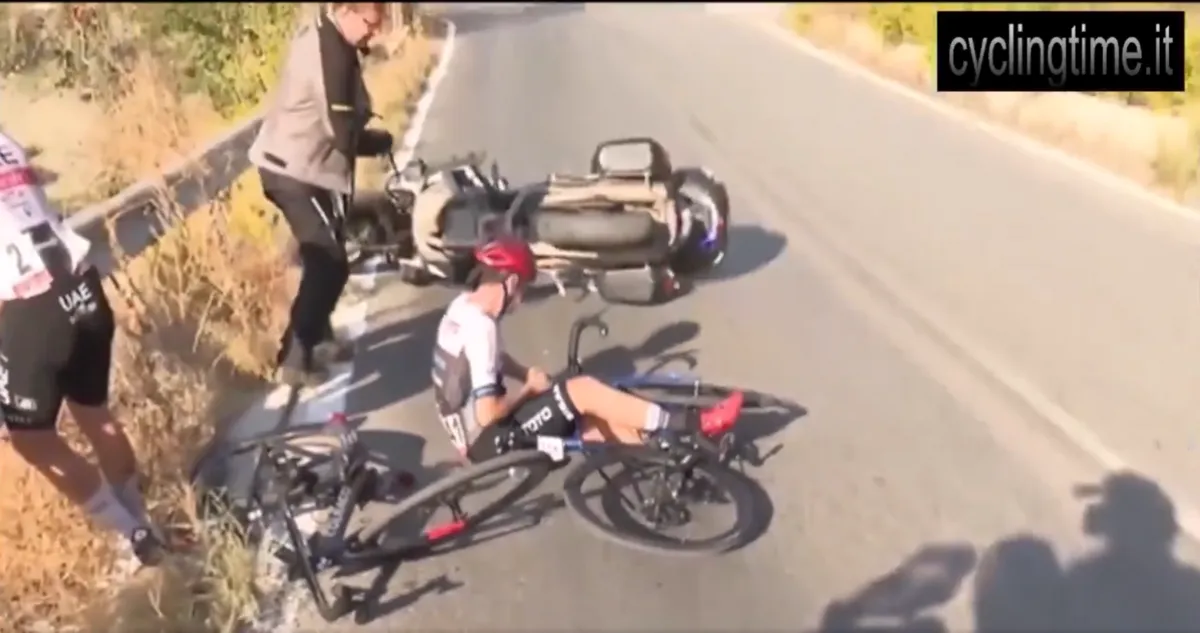 VÍDEO: El caótico descenso en la etapa 6 de la Vuelta a Turquía con múltiples caídas, incluido un ciclista que choca contra una moto