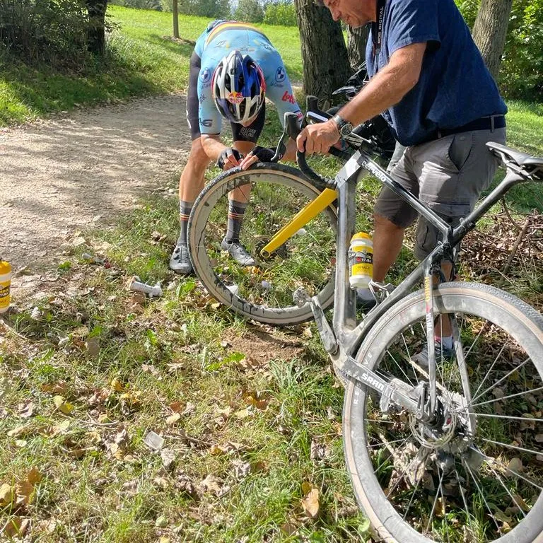 La mala suerte se sigue cebando con Wout van Aert: El belga pincha y se cae en el Mundial de Gravel