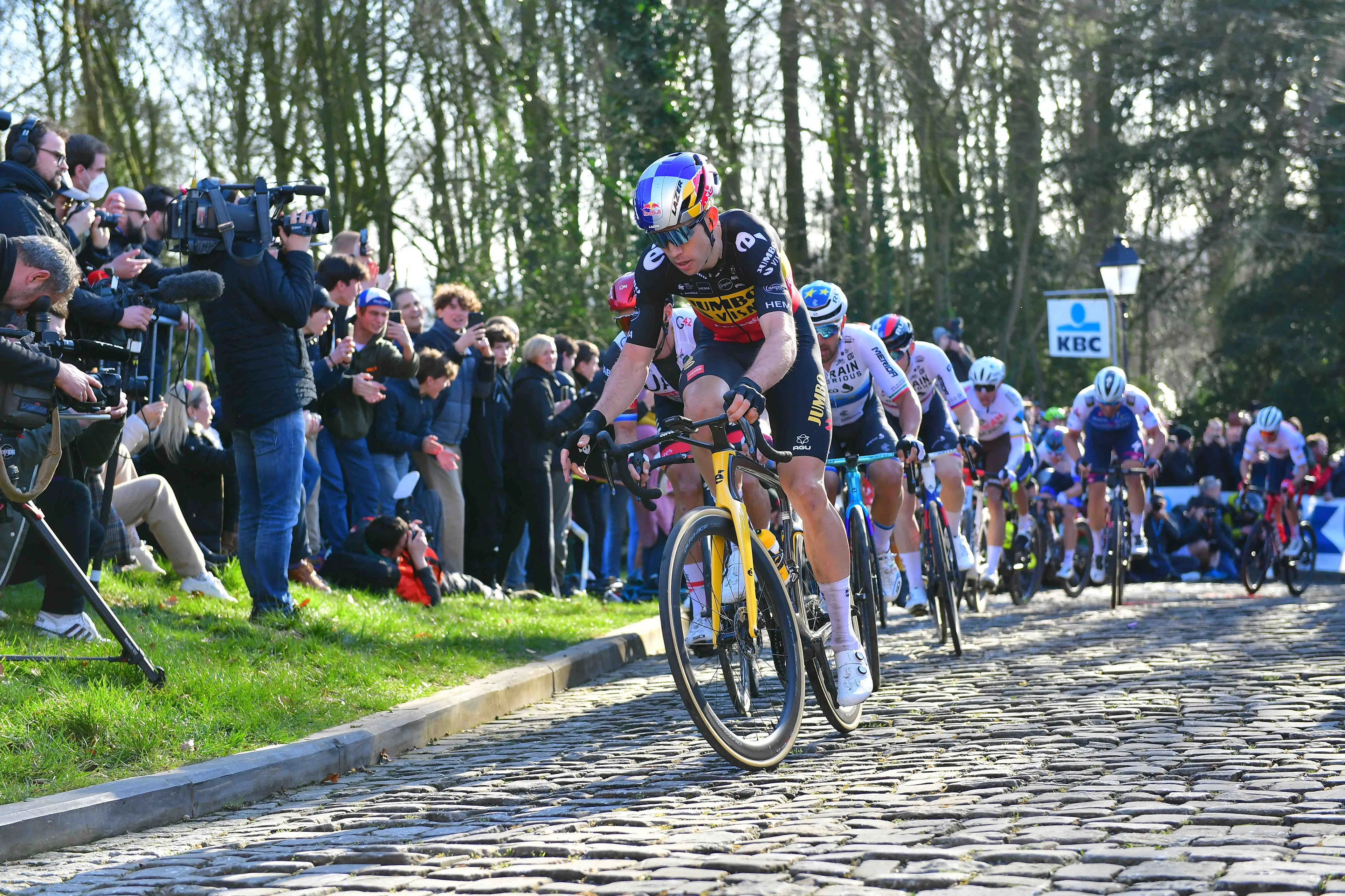 El director deportivo Jan Boven, sobre la reducción del calendario de ciclocross de Wout an Aert: "Ahora tiene dos hijos que necesitan a su papá"