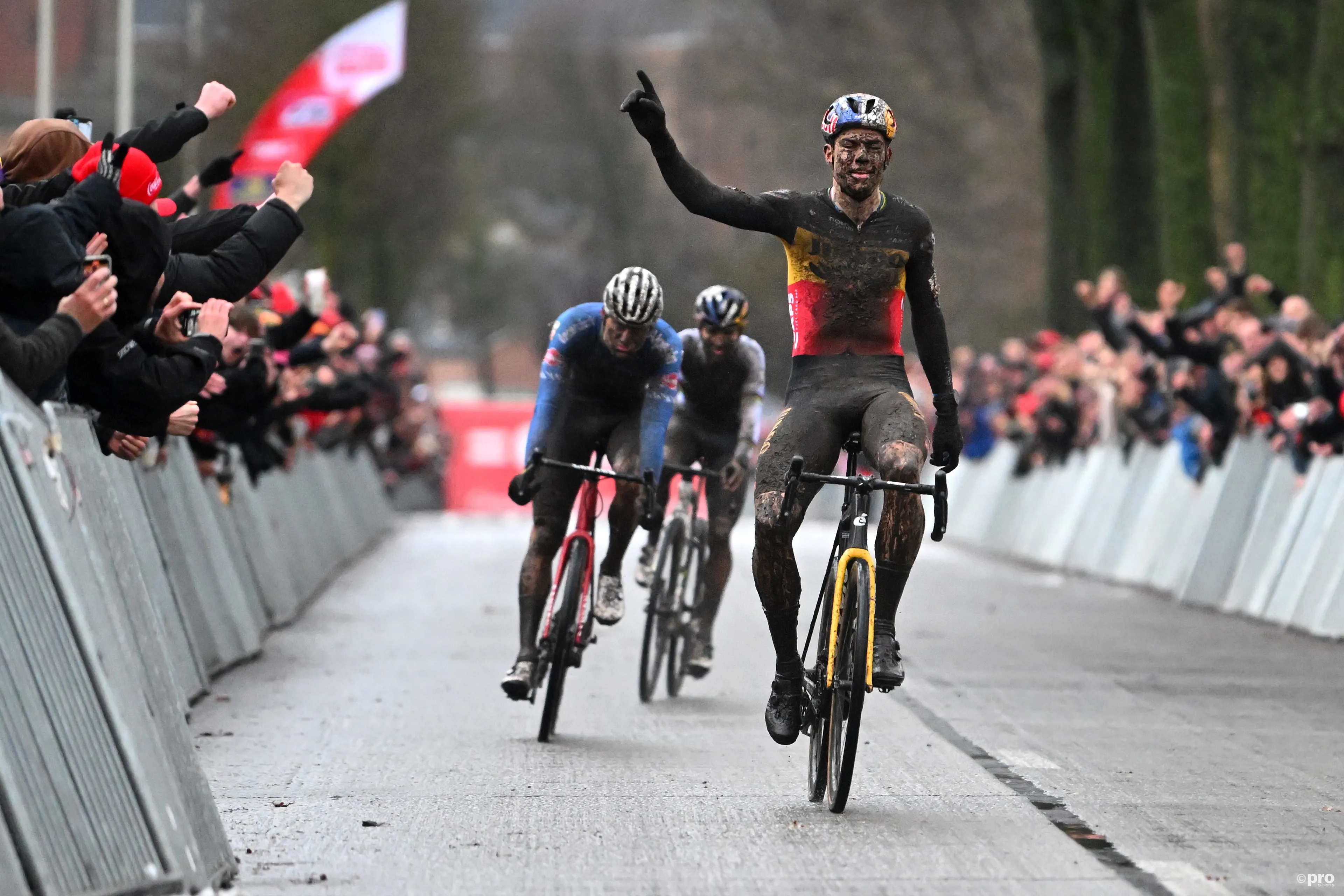 Joris Nieuwenhuis no cree que la UCI vaya a cambiar las reglas de la Copa del Mundo: "Van der Poel y Van Aert nunca podrían correr el Mundial"