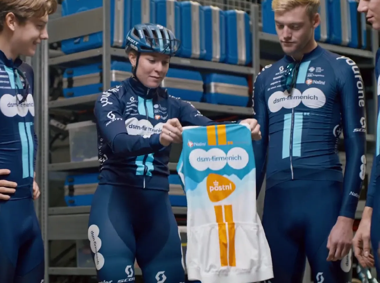 El Team DSM-Firmenich desvela su maillot para 2024: Nuevos patrocinadores y nuevos colores