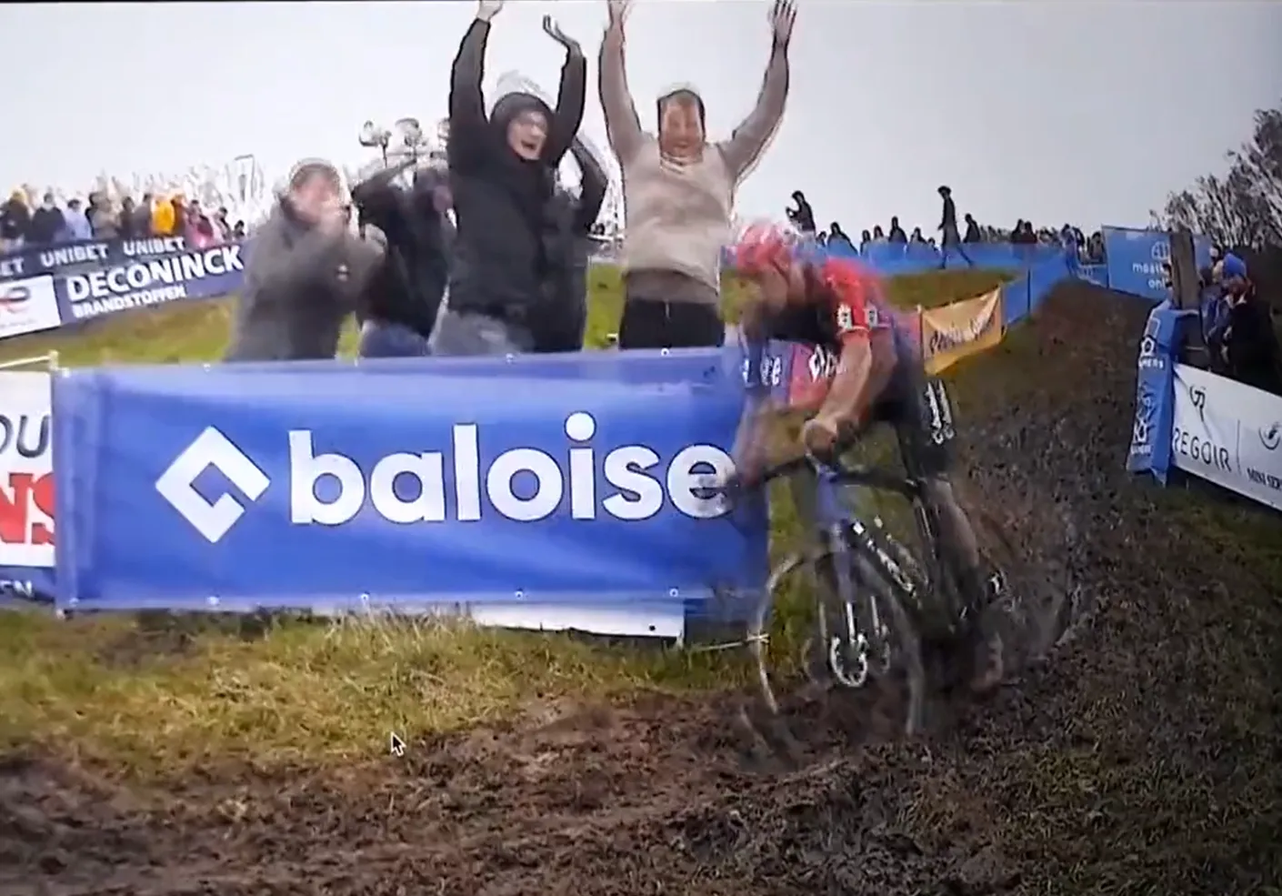 VÍDEO: Cinco imbéciles intentan darle un susto a Thibau Nys durante el Koppenbergcross