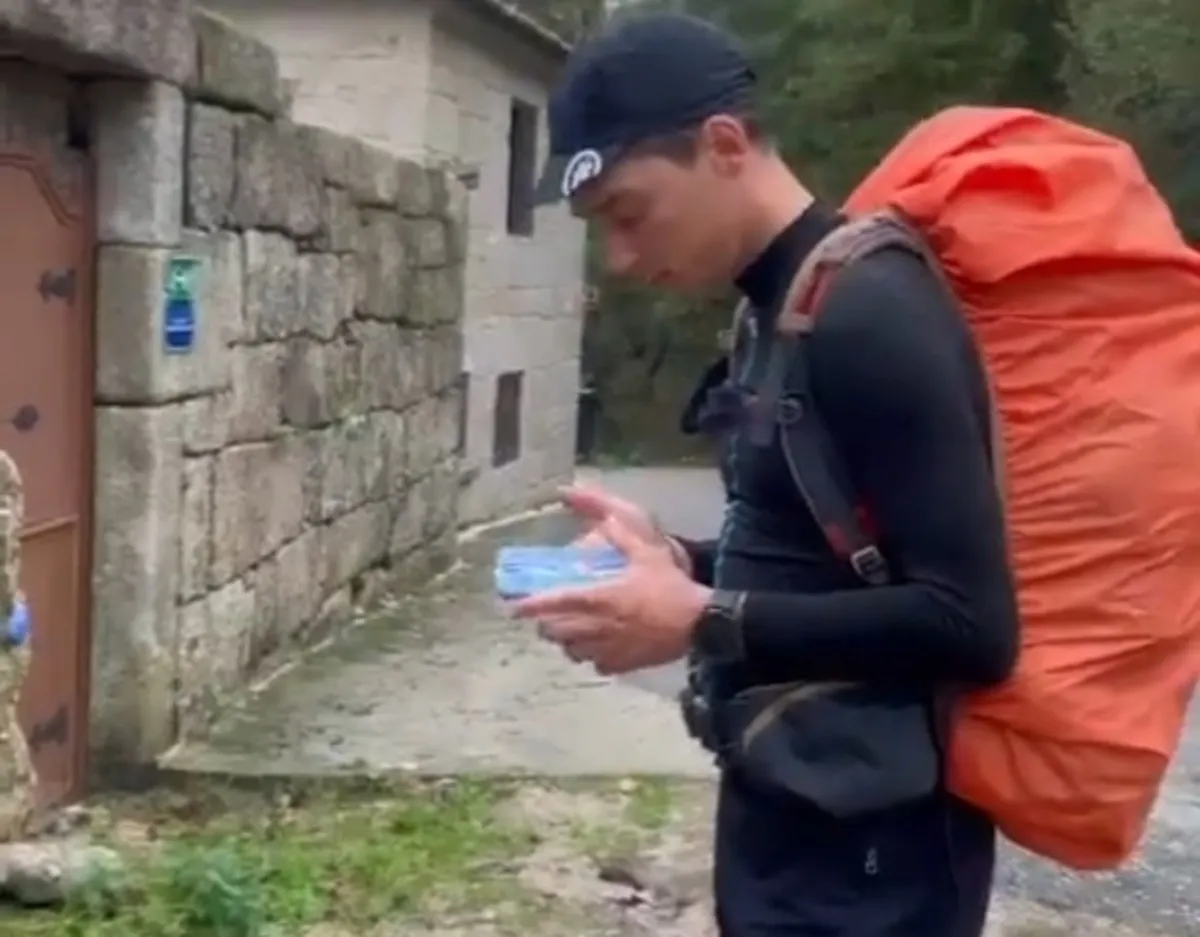 VÍDEO: Simon Pellaud rinde un precioso homenaje a Gino Mäder en su paso por el Camino de Santiago