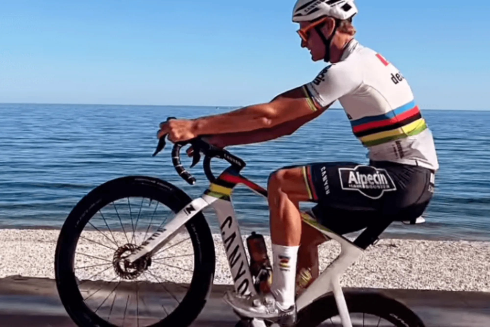 VÍDEO: Mathieu van der Poel recorre una playa con la bici con un estilo impresionante