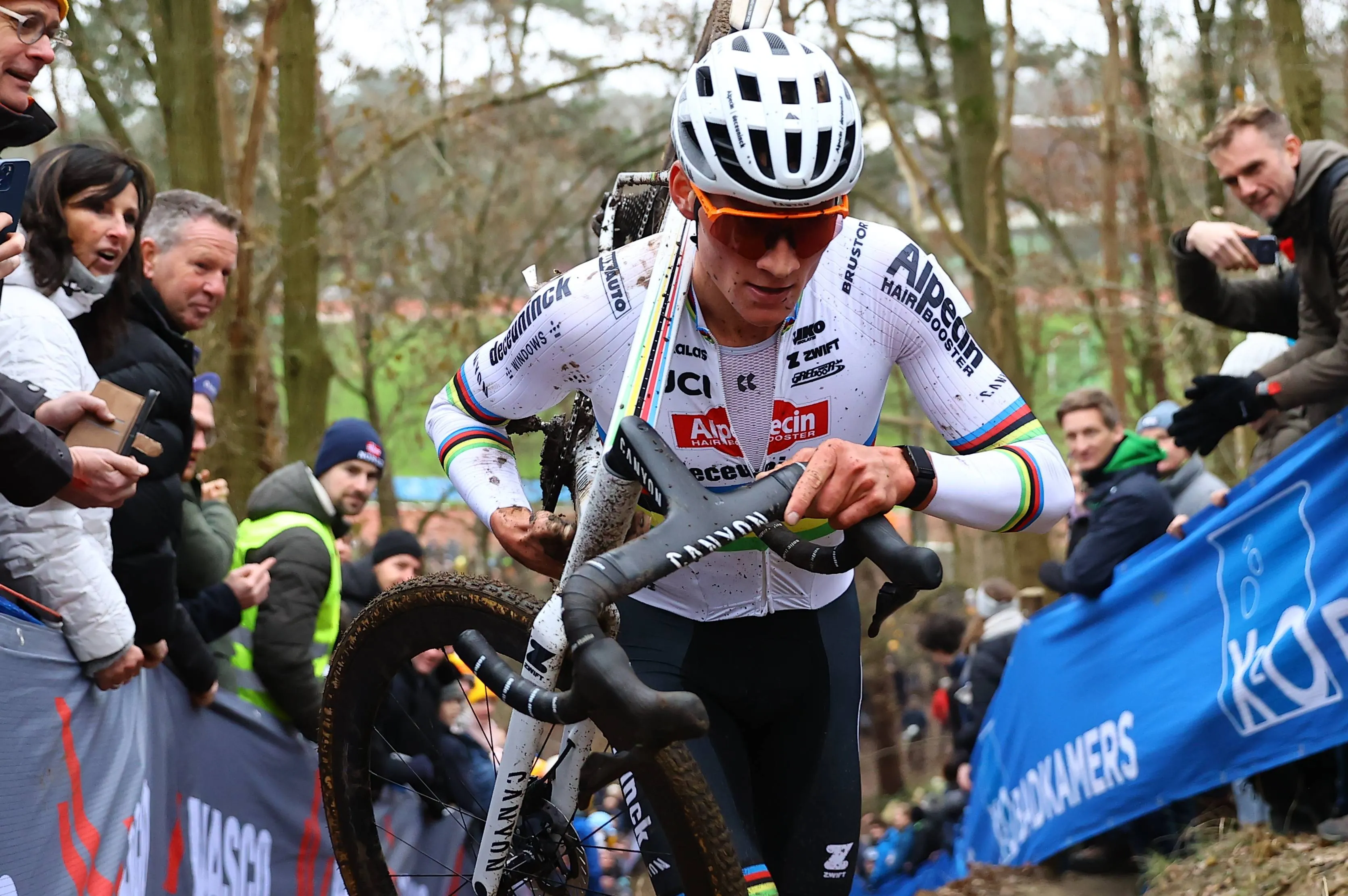 Mathieu van der Poel se excusa por su repugnante escupitajo a un espectador en la Copa del Mundo: "Estoy harto de abucheos"