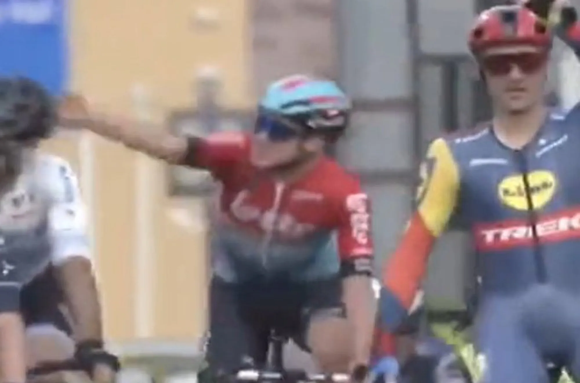 Maxim Van Gils, suspendido por la UCI por abofetear a un rival durante un esprint