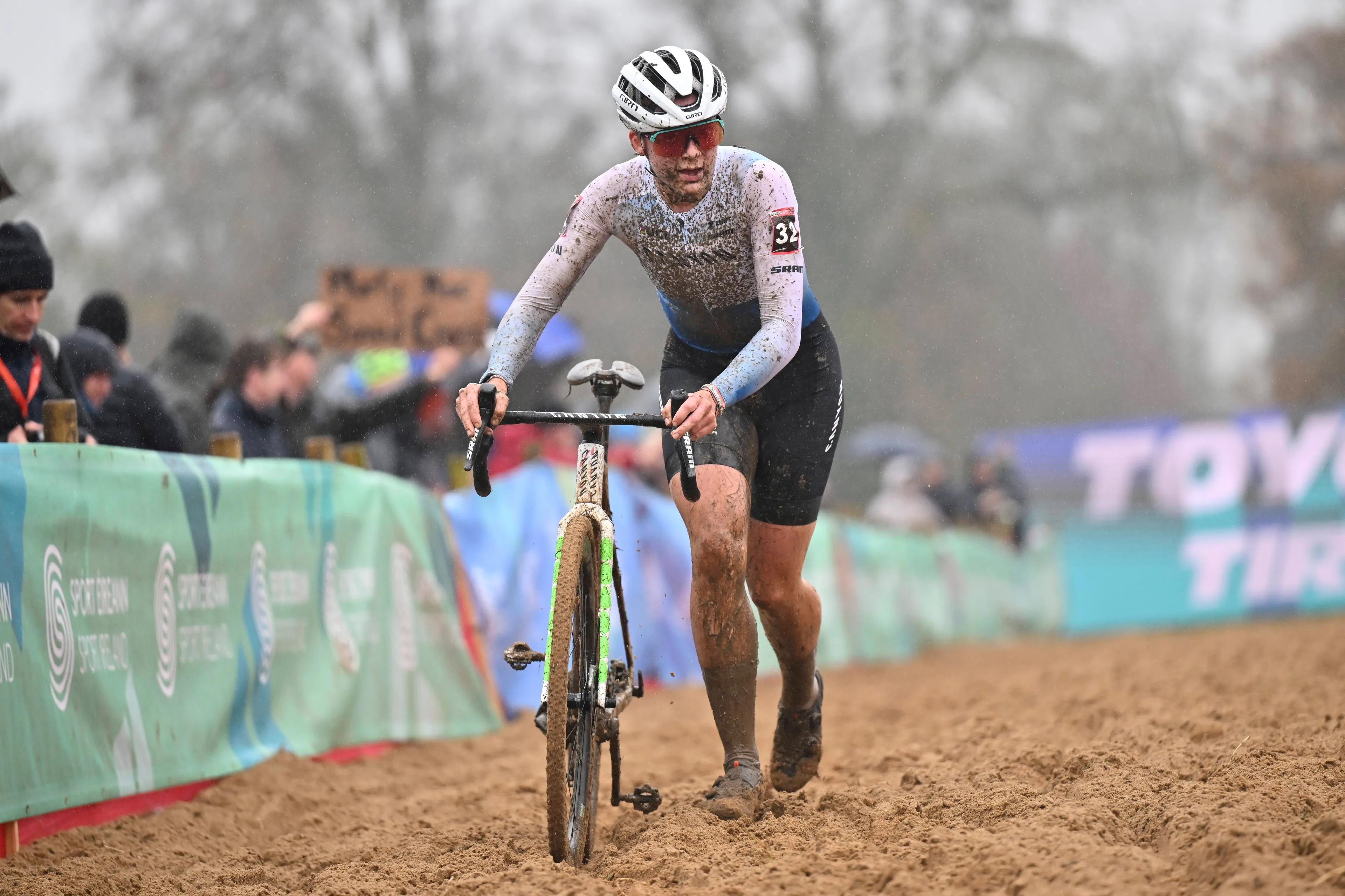 Zoe Backstedt, encantada con el festival de barro tras su victoria en Gullegem: "Estoy cubierta de la cabeza a los pies, eso es lo que me gusta"