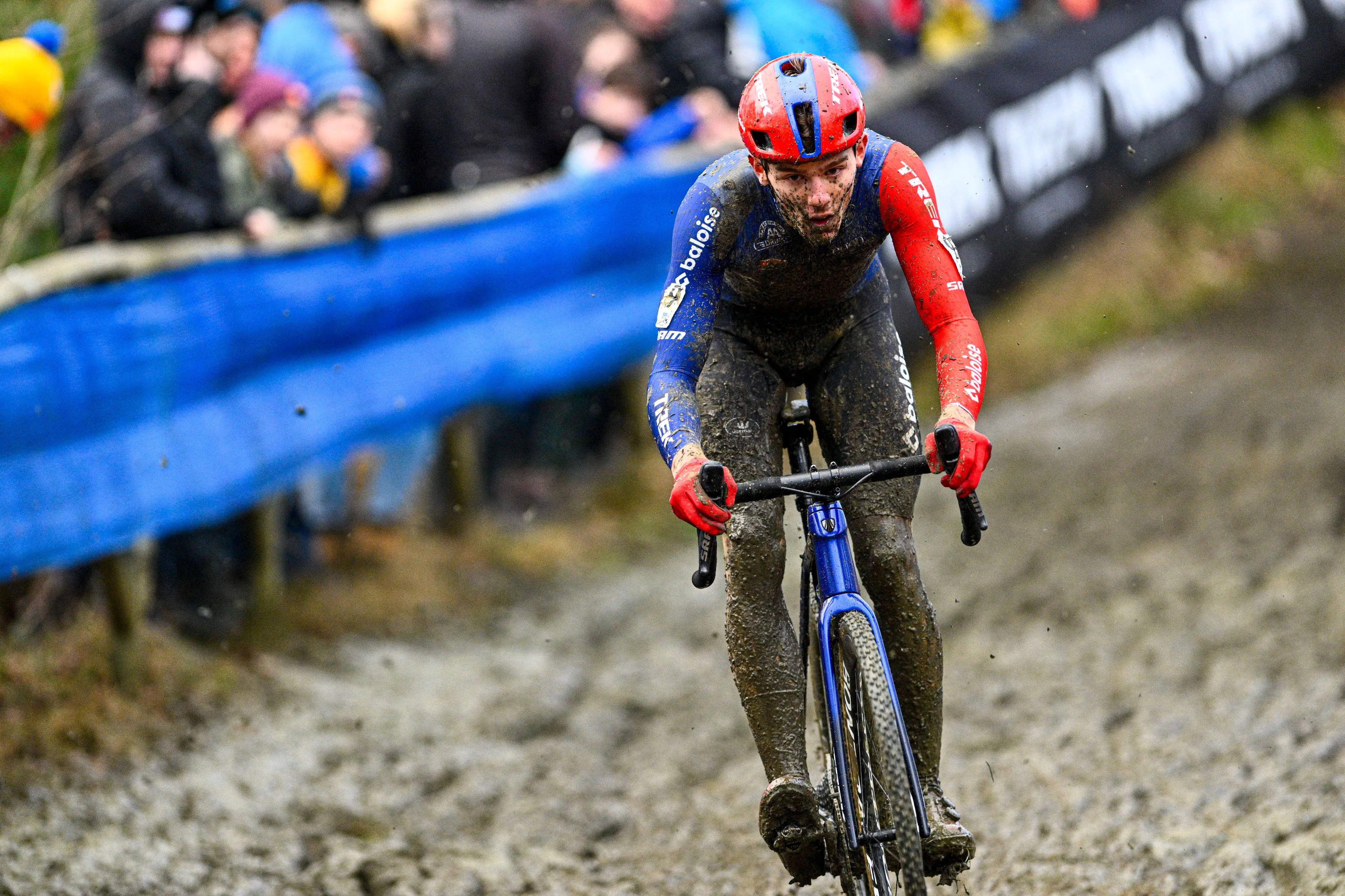 Thibau Nys se rinde a Mathieu van der Poel: "Es casi imposible ir más rápido cuando va a toda velocidad"