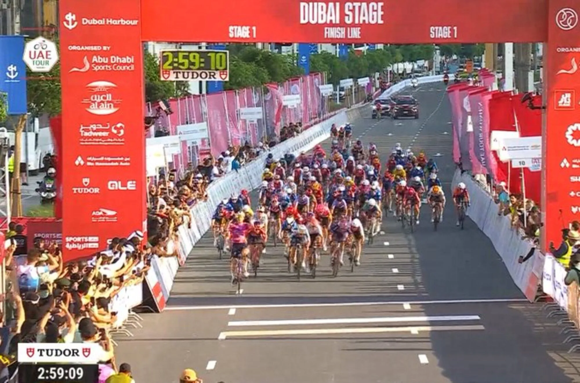 Lorena Wiebes regresa por todo lo alto ganando al esprint la primera etapa del UAE Tour Femenino 2024