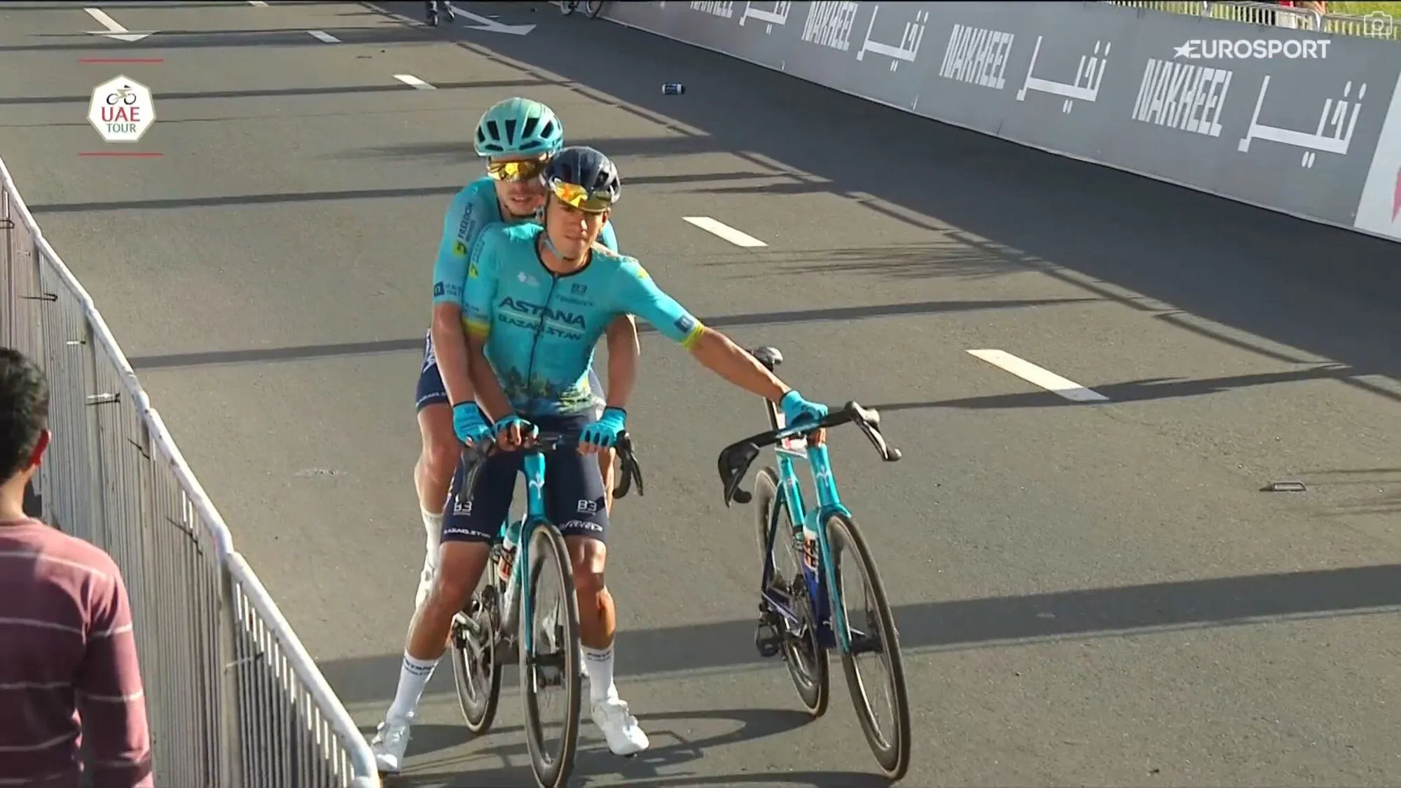 VÍDEO: La escalofriante caída que sufrió Harold Tejada en el UAE Tour que le hizo no poder entrar en meta con su propia bici