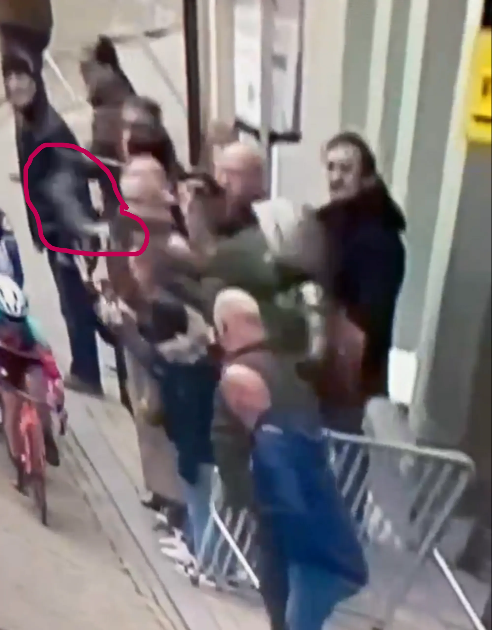 VÍDEO: Vergonzosa escena en la Omloop Het Nieuwsblad WE cuando un espectador arroja un líquido sobre las ciclistas
