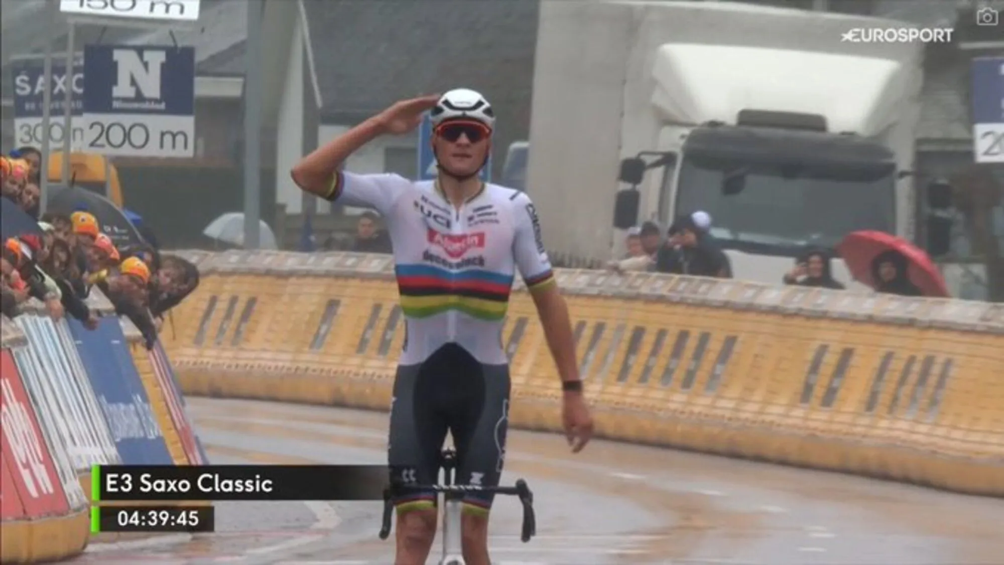 Mathieu van der Poel, incrédulo ante su triunfo en la E3 Saxo Classic: "Pensaba que necesitaba más carreras para llegar a este nivel"