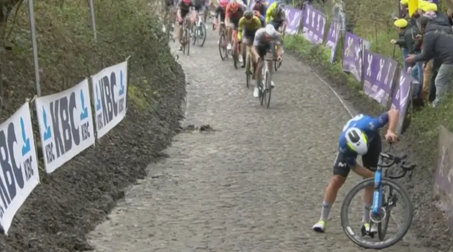 VÍDEO: ¡Iván García Cortina se resvala en el Koppenberg cuando lideraba el Tour de Flandes!