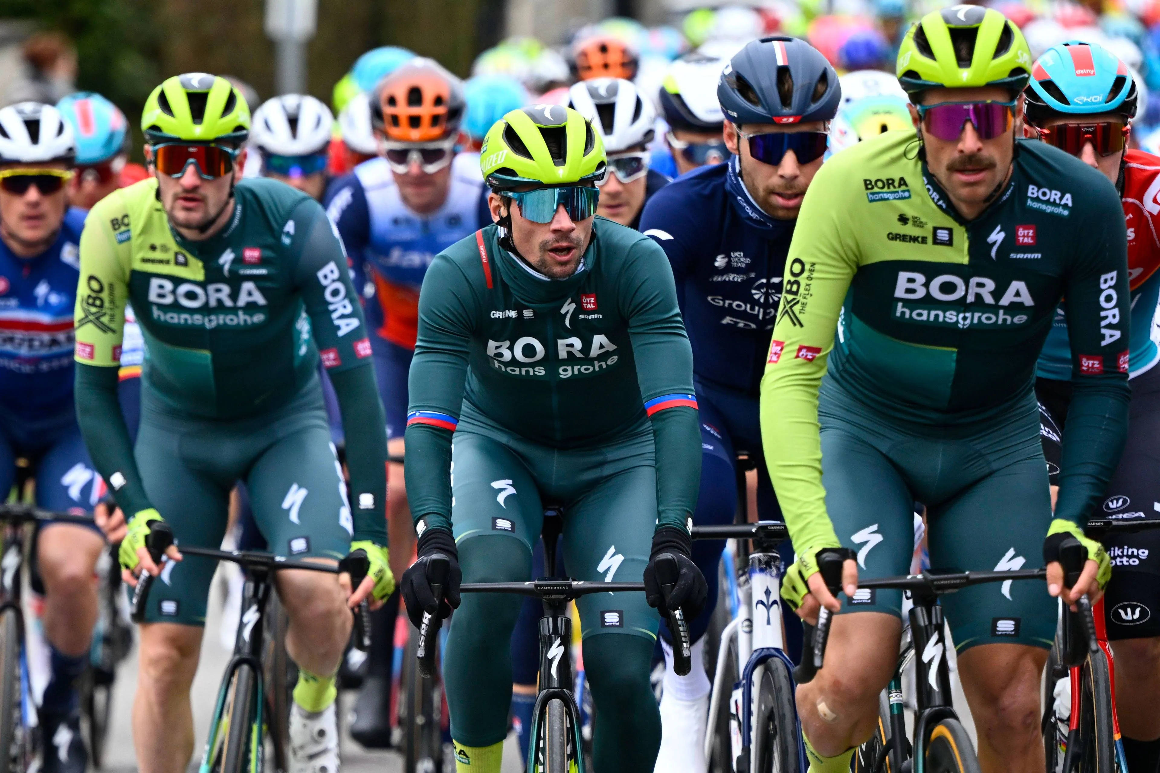 El director deportivo del BORA - hansgrohe critica la última etapa de Primoz Roglic en la París-Niza: "Ha cometido muchos errores tácticos"