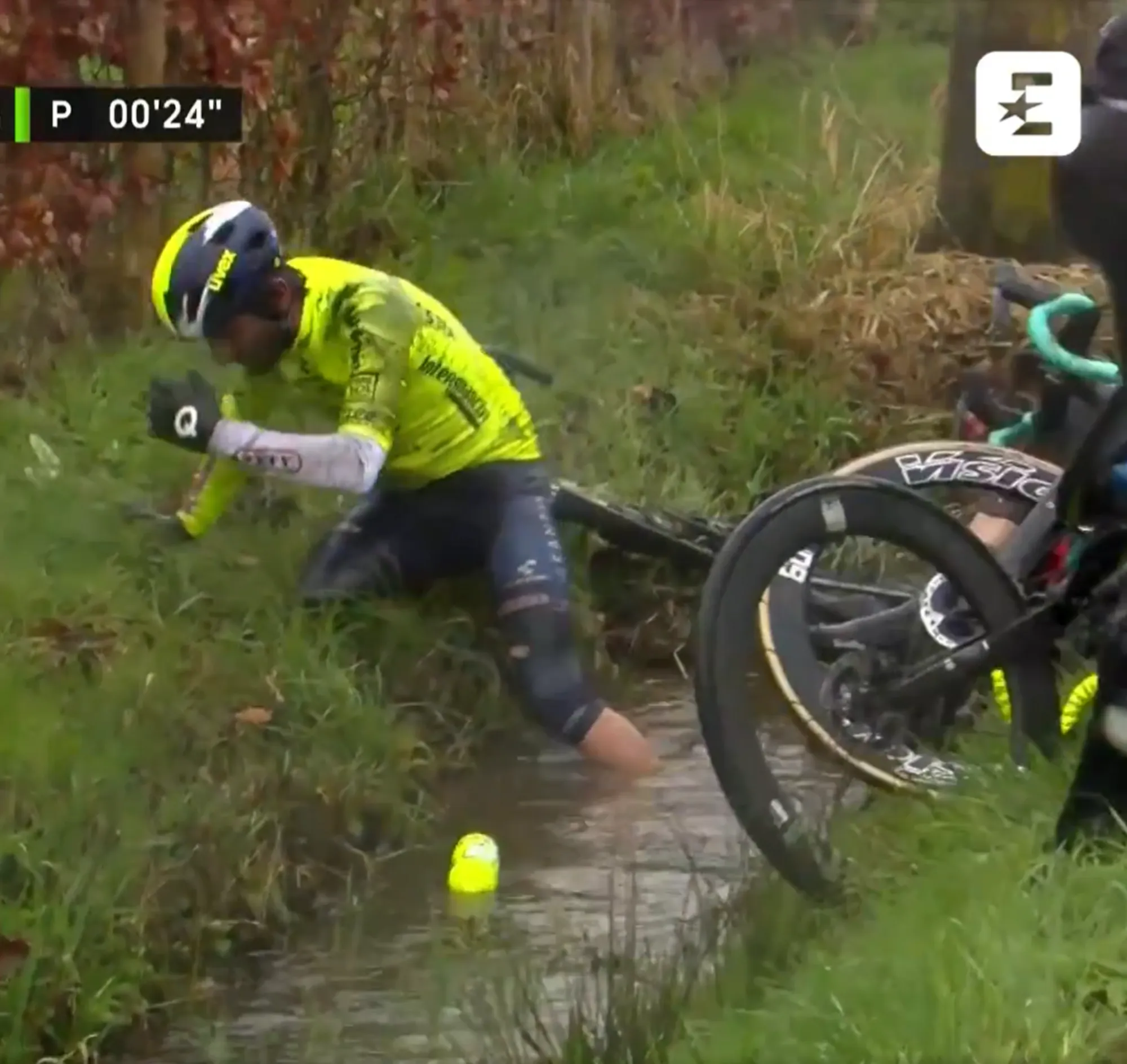 VÍDEO: Varios corredores caen a una zanja acuática tras un accidente masivo en el GP Jean-Pierre Monseré 2024