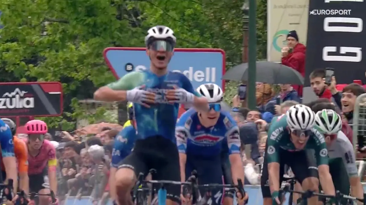 EN VIVO la segunda etapa de la Itzulia: Victoria de Paul Lapeira tras una caída numerosa a algo más de 3 km para meta