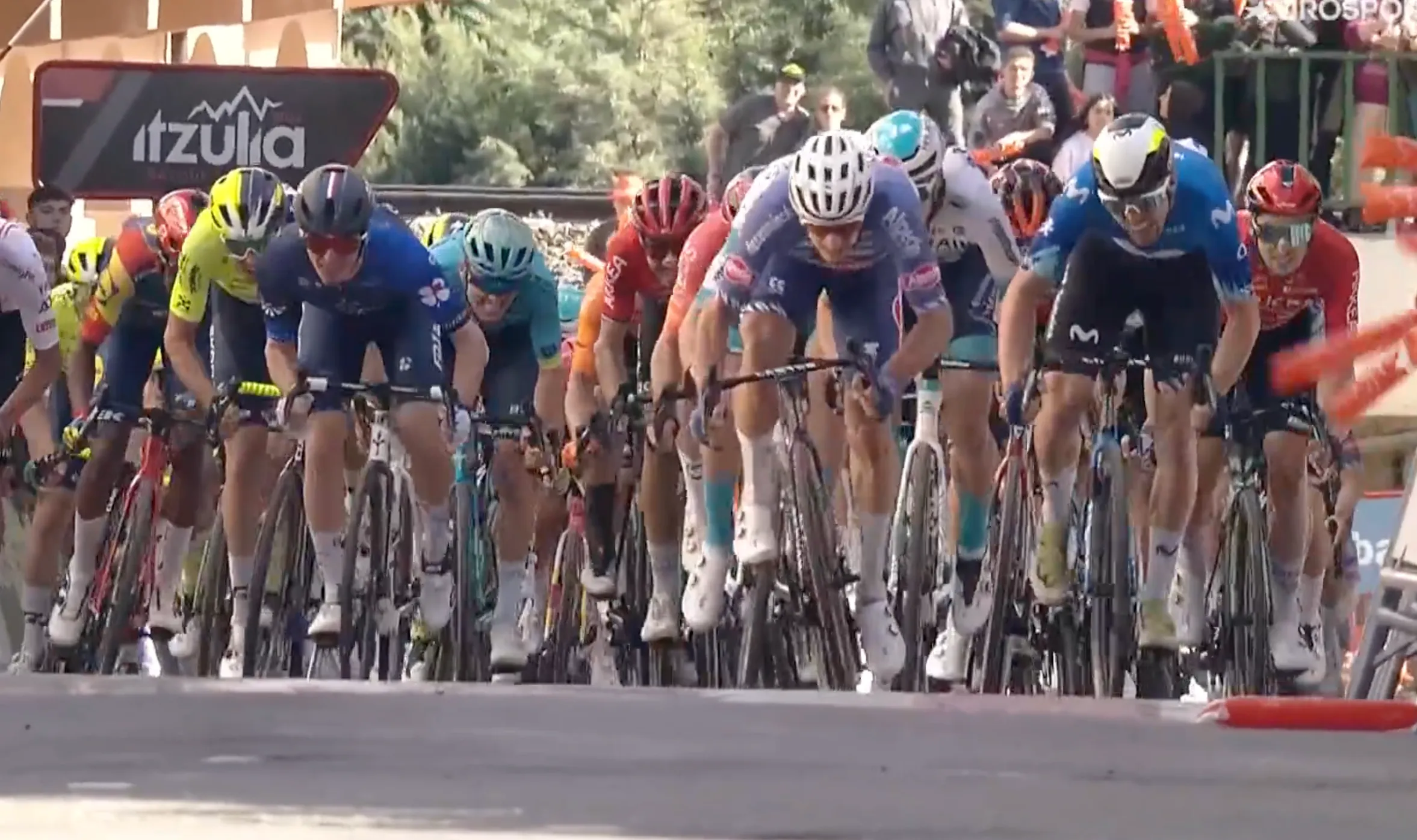Así hemos vivido la tercera etapa de la Itzulia: Quinten Hermans gana por delante de Alex Aranburu; caídas de Juan Ayuso y Primoz Roglic