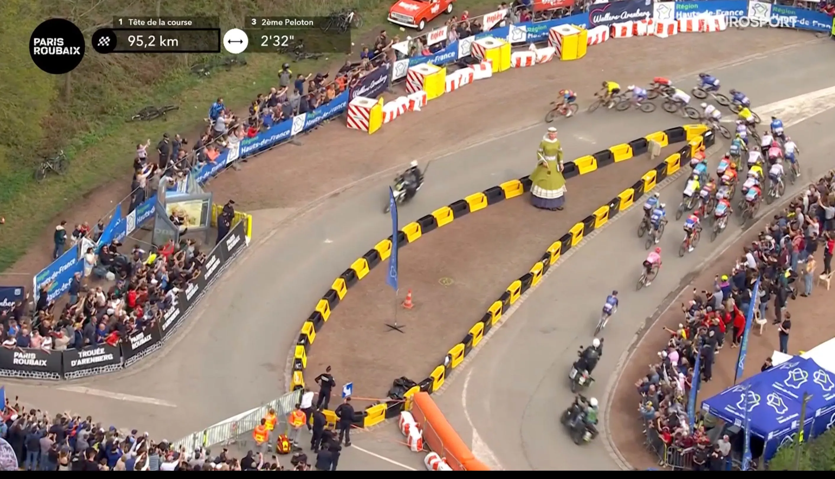 En vivo la París-Roubaix 2024: La chicane funciona; el pelotón principal entra en el Arenberg sin accidentes