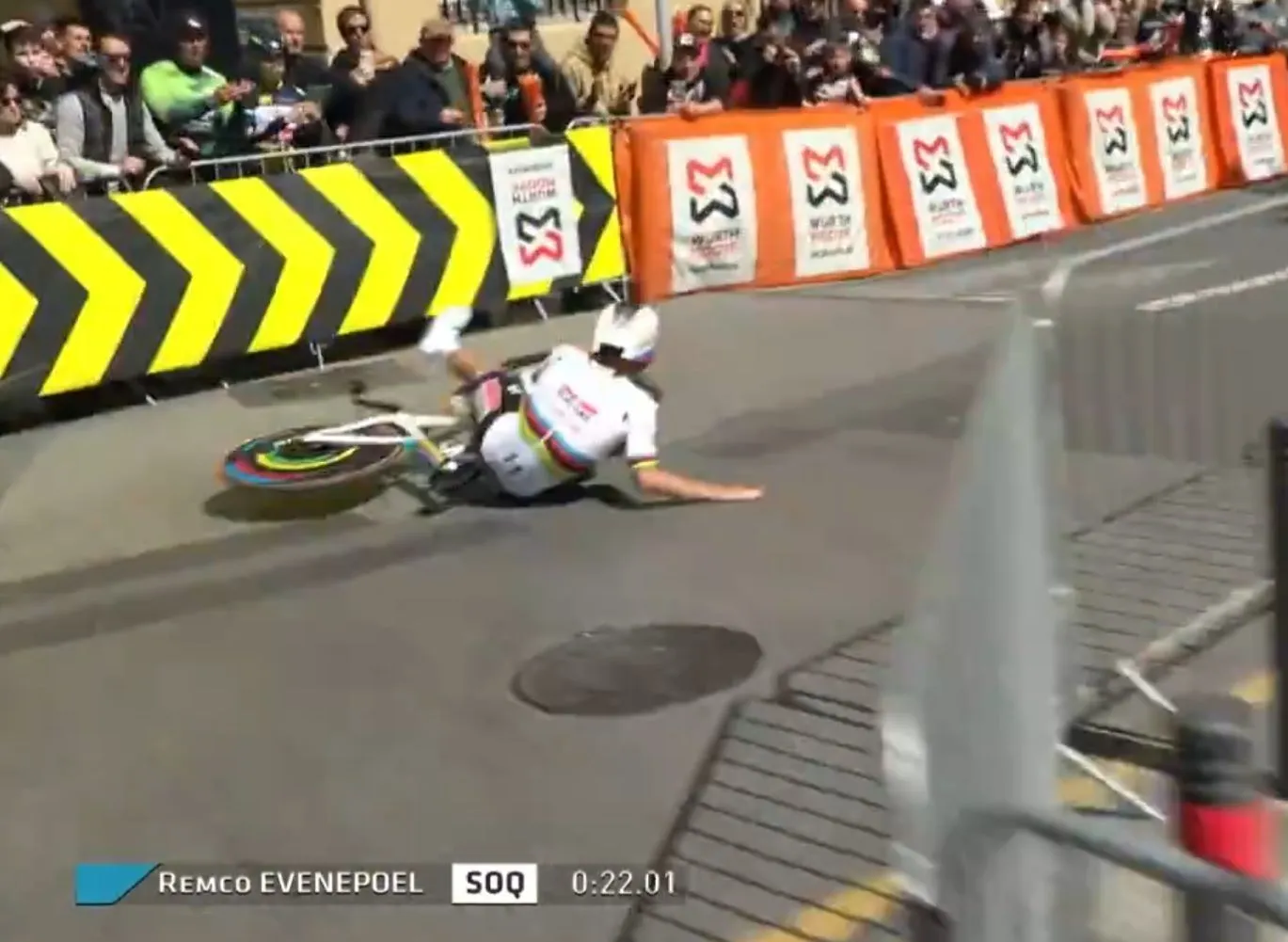 VÍDEO: ¡Remco Evenepoel se cae en la primera curva de la contrarreloj de la Itzulia!