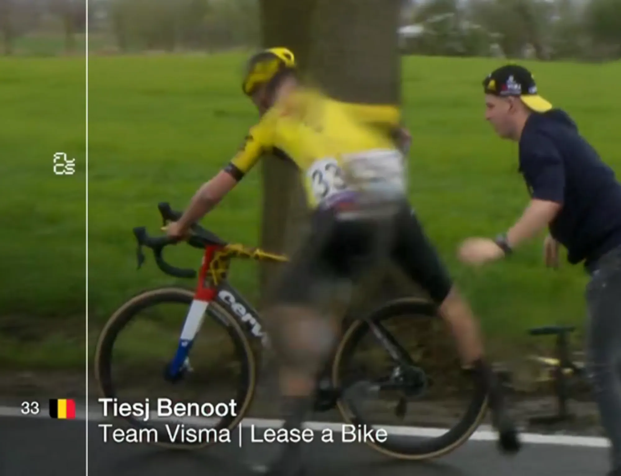 Tiesj Benoot defiende al mecánico de Visma tras la crucial confusión en el final del Tour de Flandes: "Es uno de los mejores"