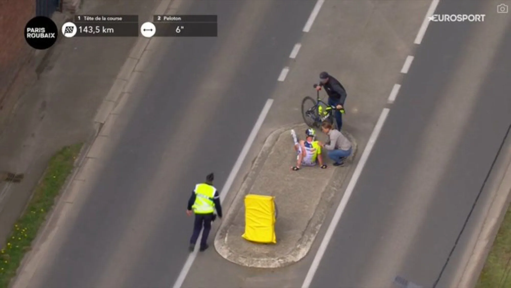 VÍDEO: Laurenz Rex da una voltereta en el aire tras una fea caída en la París-Roubaix