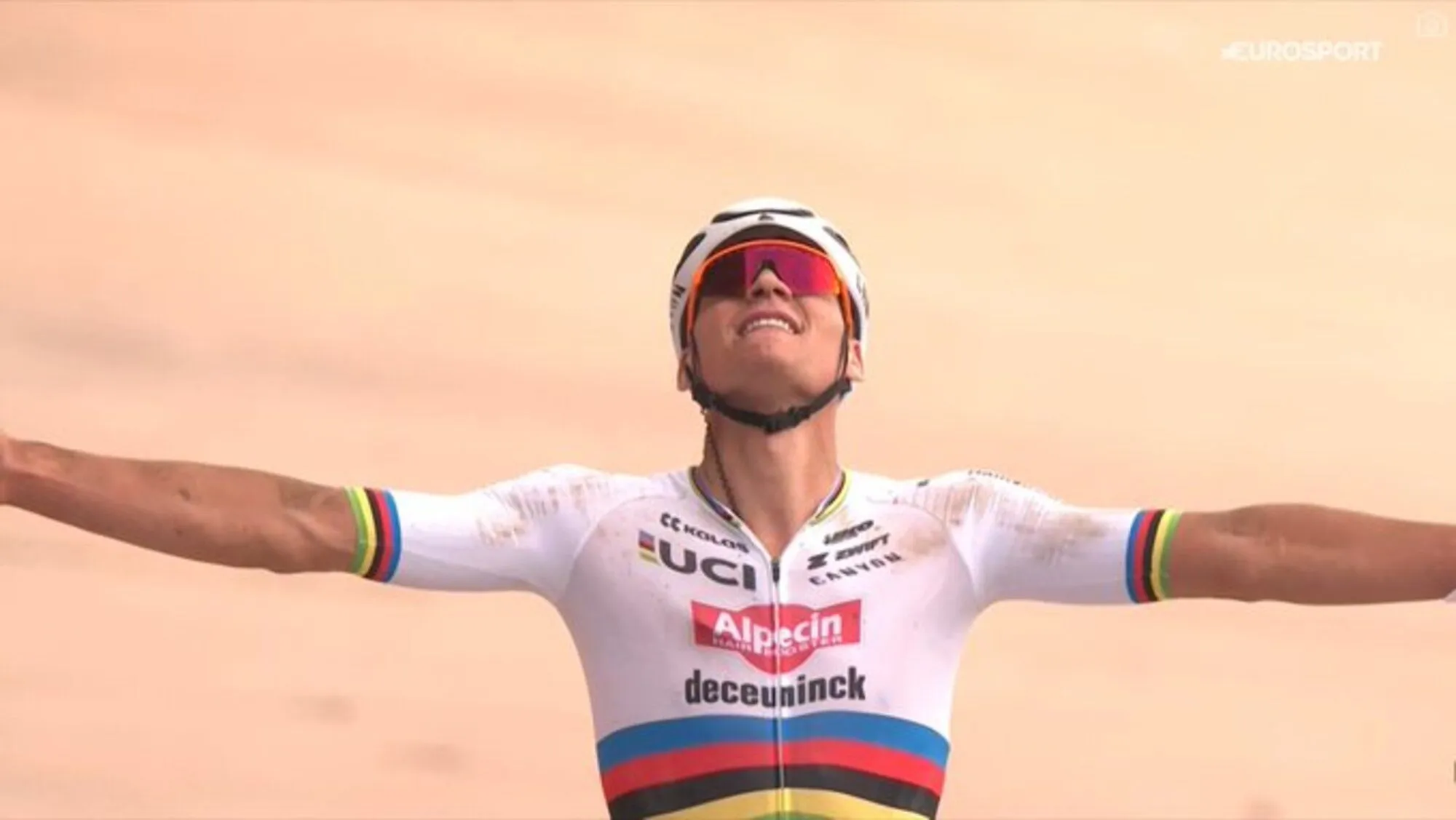 Así vivimos en directo la París-Roubaix 2024: Mathieu van der Poel consiguió revalidar su título de 2023 con una actuación magistral