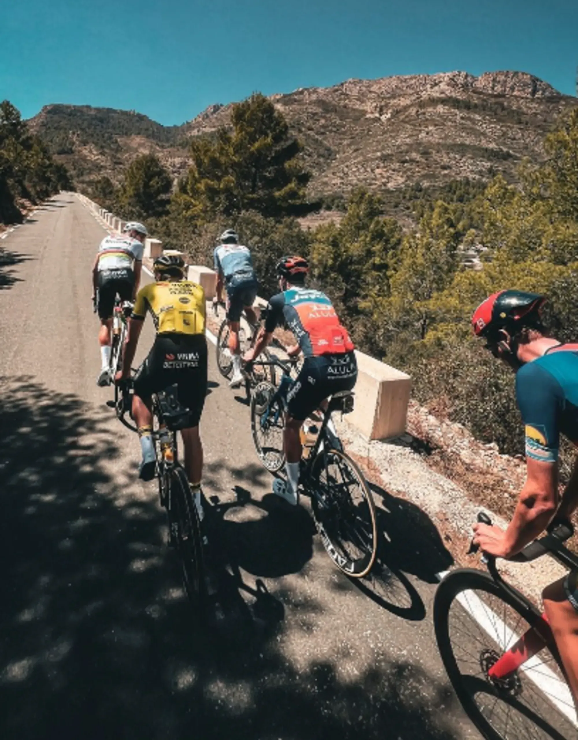 Mathieu van der Poel prepara la Lieja-Bastoña-Lieja entrenando junto a Olav Kooij y más corredores