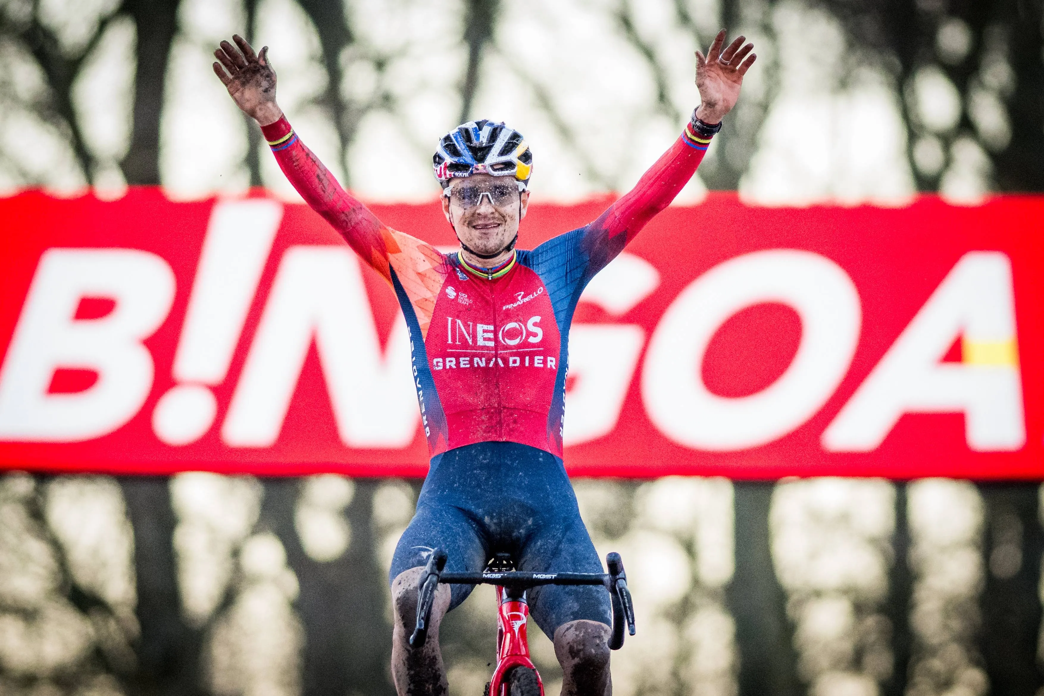 ¡Tom Pidcock, campeón de la Amstel Gold Race tras un final tremendo! Mathieu van der Poel se reserva para su duelo en Lieja contra Pogacar