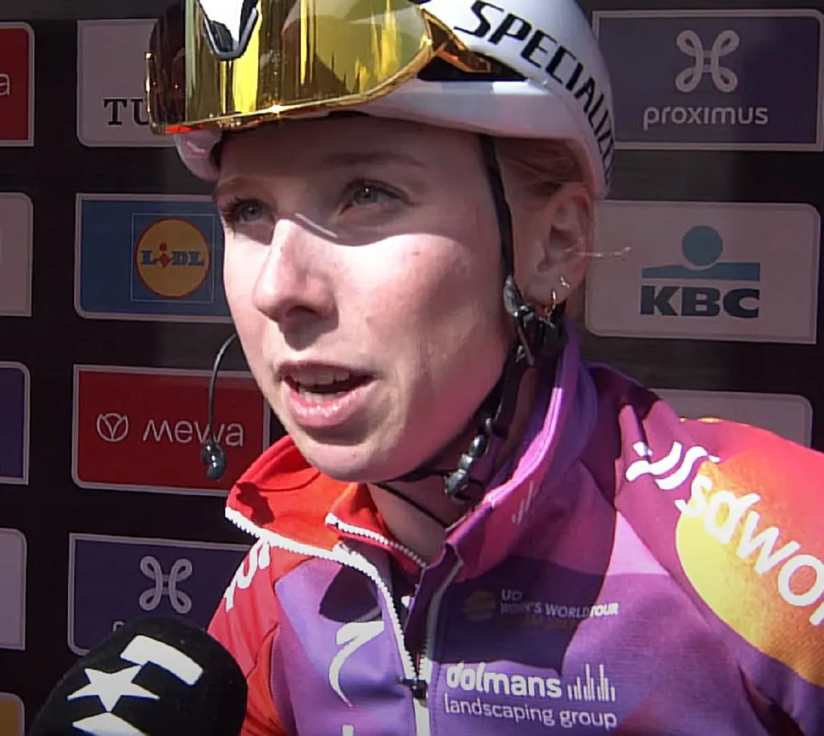 Lorena Wiebes, desolada por su "estúpida" celebración prematura con la que Marianne Vos ganó la Amstel Gold Race Ladies: "No la vi venir"