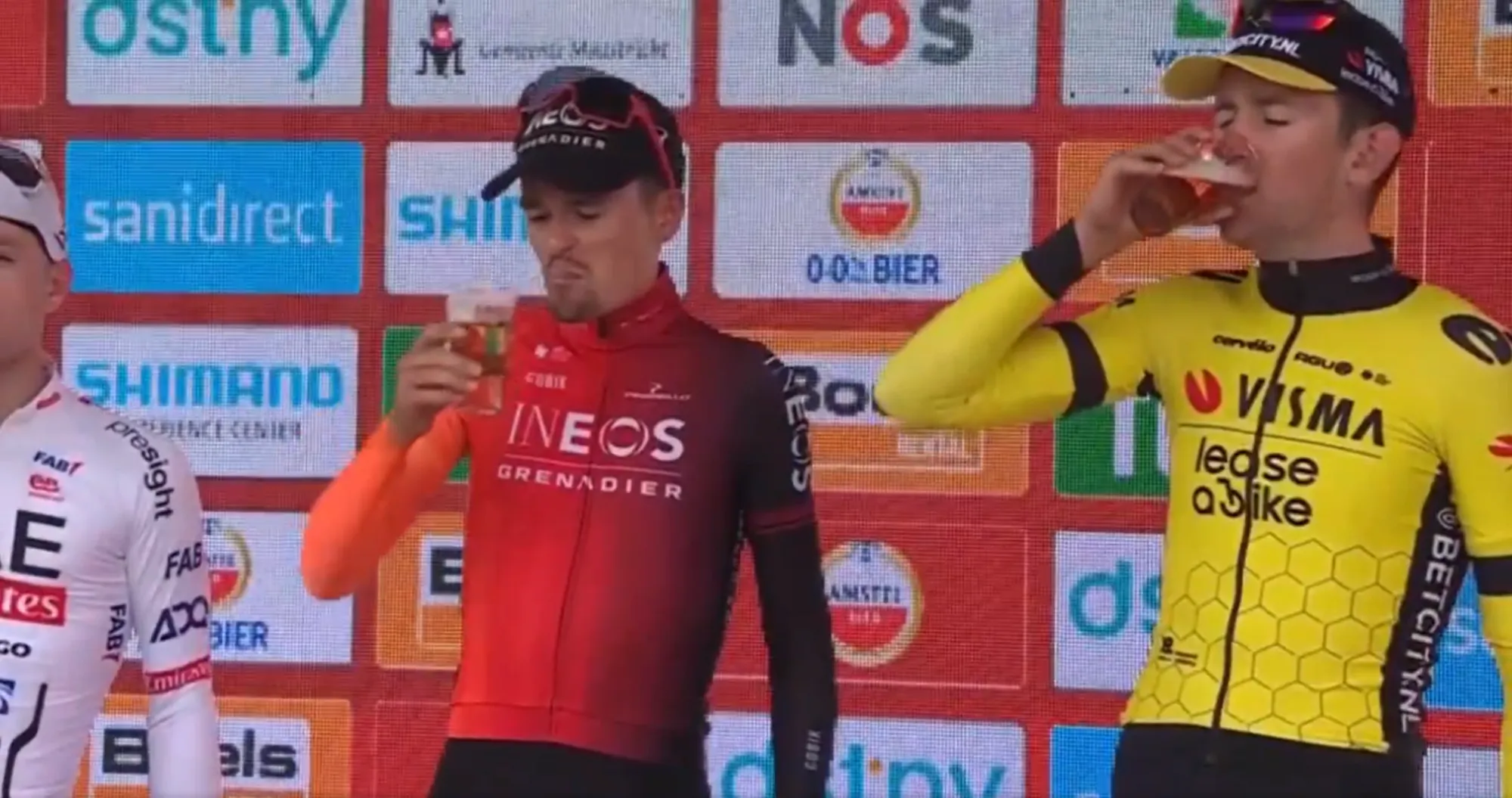VÍDEO: Tom Pidcock pone cara de asco tras darle un trago a la cerveza en el podio de la Amstel Gold Race