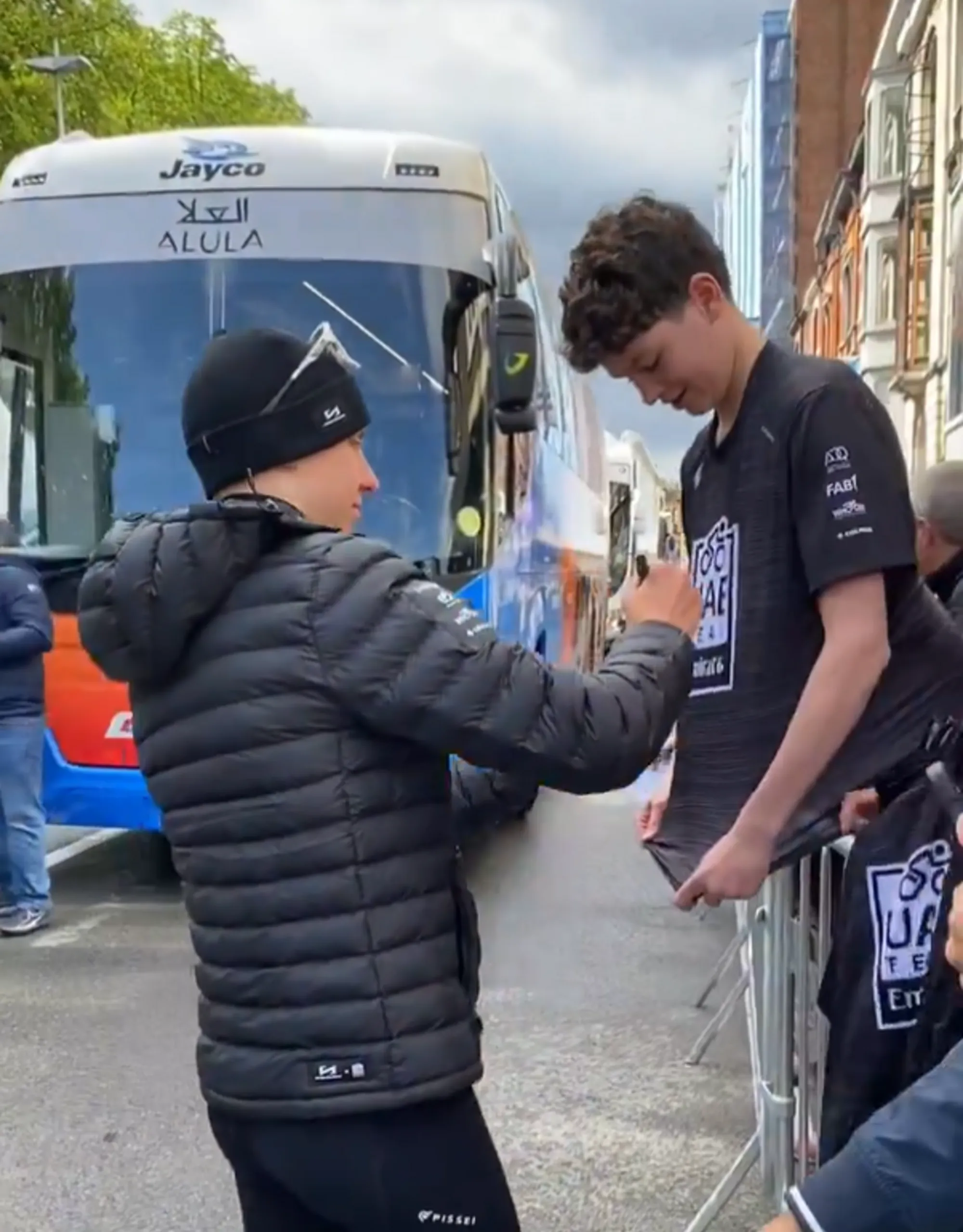 VÍDEO: Los favoritos Pogacar, Van der Poel y Kopecky saludan a los aficionados antes de la Lieja-Bastoña-Lieja